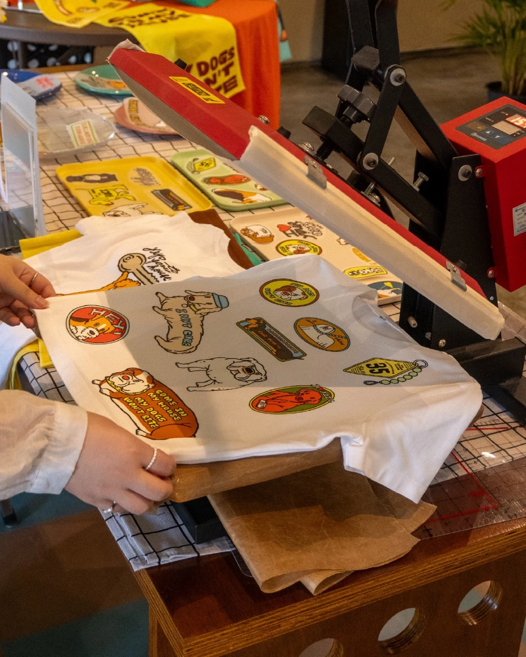 เสื้อลายภาพวาดและเครื่องพิมพ์ลายเสื้อในงาน ASK THE DOG Flea Market 2026