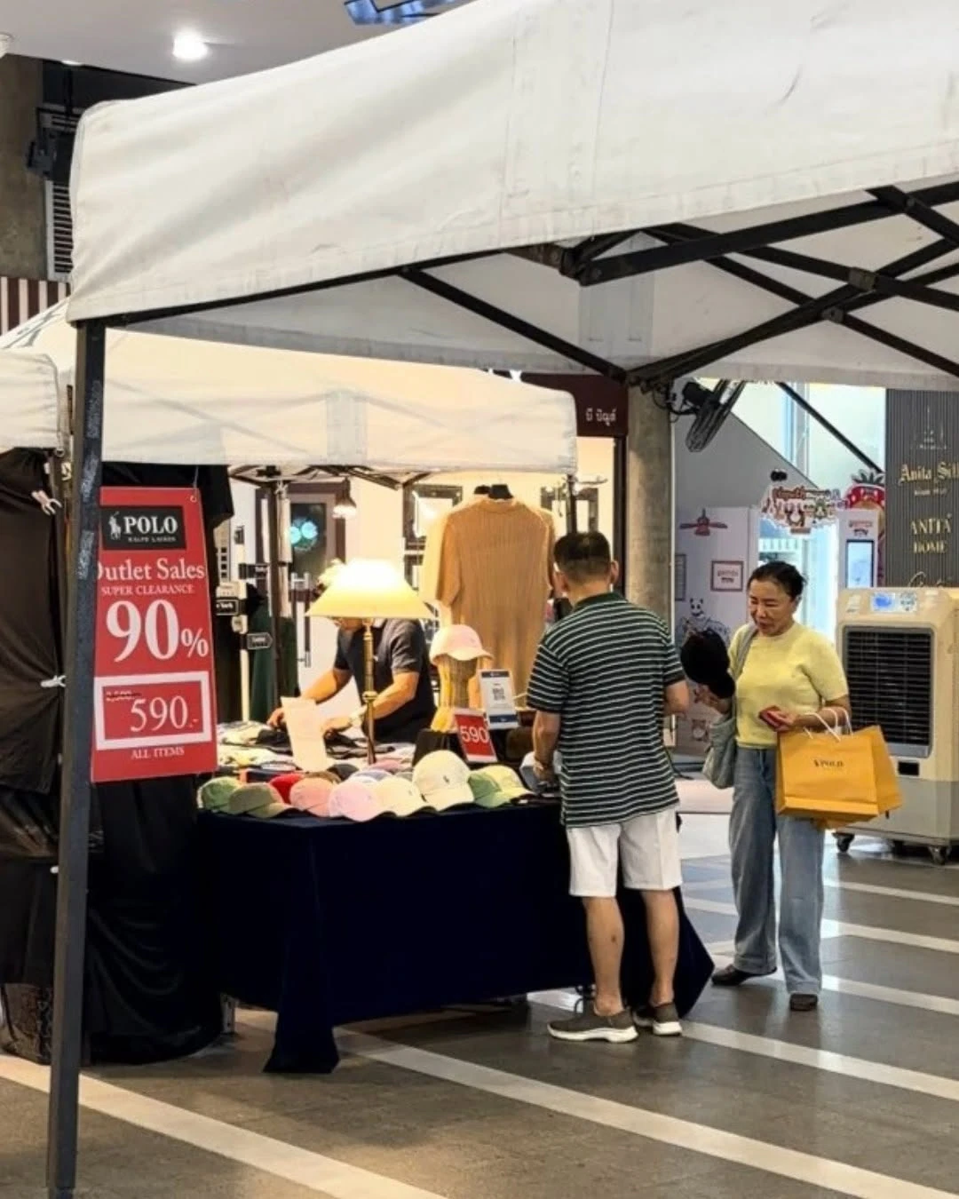 โต๊ะวางหมวกใต้เต็นท์สีขาวในงาน Yeah Shopping ครั้งที่ 7 ปี 2569 ที่ K Village