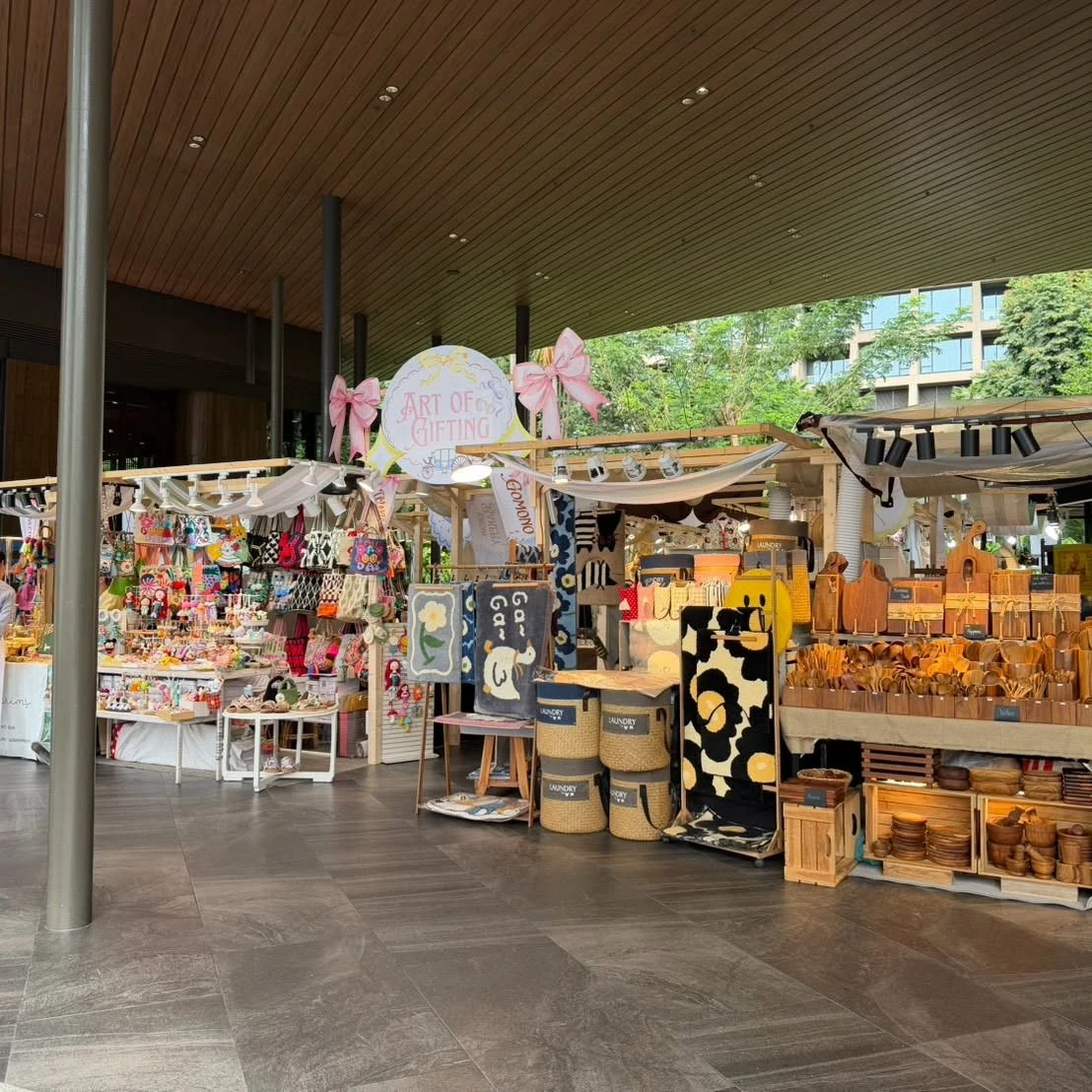 แนวร้านค้าและสินค้าประเภทไม้ ผ้า และของตกแต่งใต้ป้าย Art of Gifting ที่ Velaa Sindhorn ปี 2569