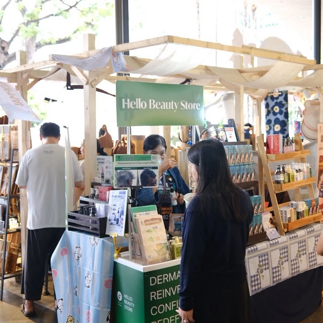 มุมชั้นวางสินค้าและผู้คนบริเวณร้านค้าในงาน Art of Gifting ที่ Velaa Sindhorn ปี 2569