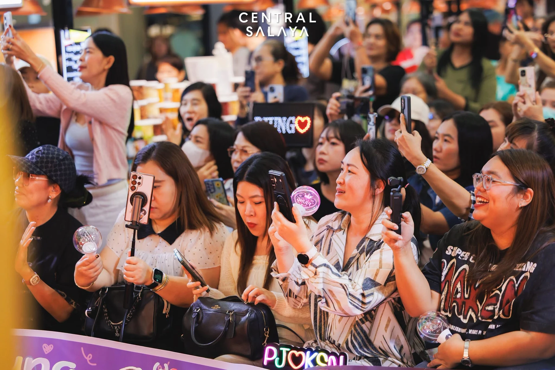ผู้คนบริเวณหน้าเวทีในงานอาโหร่ยยเฟสที่เซ็นทรัลศาลายา ปี 2569
