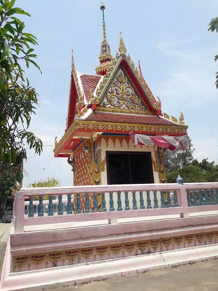 ภาพอาคารภายในวัดลาดน้ำขาว ตำบลสาลี อำเภอบางปลาม้า สุพรรณบุรี ข้อมูลภาพ Google Maps ระบุถ่ายเดือนเมษายน 2562 — ภาพสถานที่ย้อนหลัง ไม่ใช่ภาพกฐินวันที่ 1 พฤศจิกายน 2569 หรือการเตรียมงาน ไม่ได้ระบุว่าเป็นหอสวดมนต์ที่เสียหาย และไม่ใช้ยืนยันสภาพอาคารหลังเหตุไฟไหม้ปี 2567 หรือสภาพปัจจุบัน