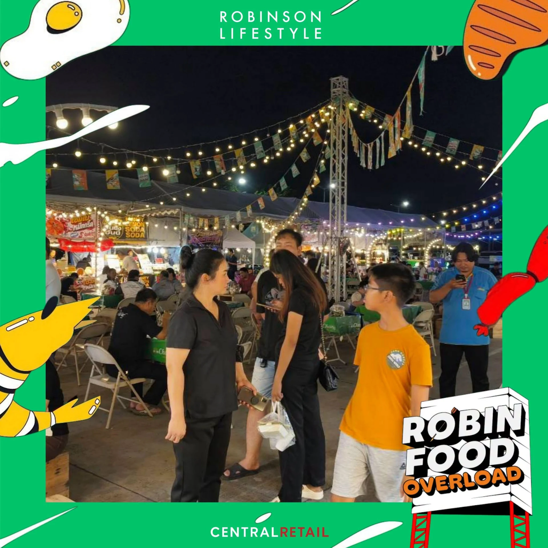 พื้นที่นั่งและผู้คนท่ามกลางร้านอาหารและสายไฟประดับในงาน Robinfood Overload ลพบุรี ปี 2569 พร้อมกรอบต้นทาง