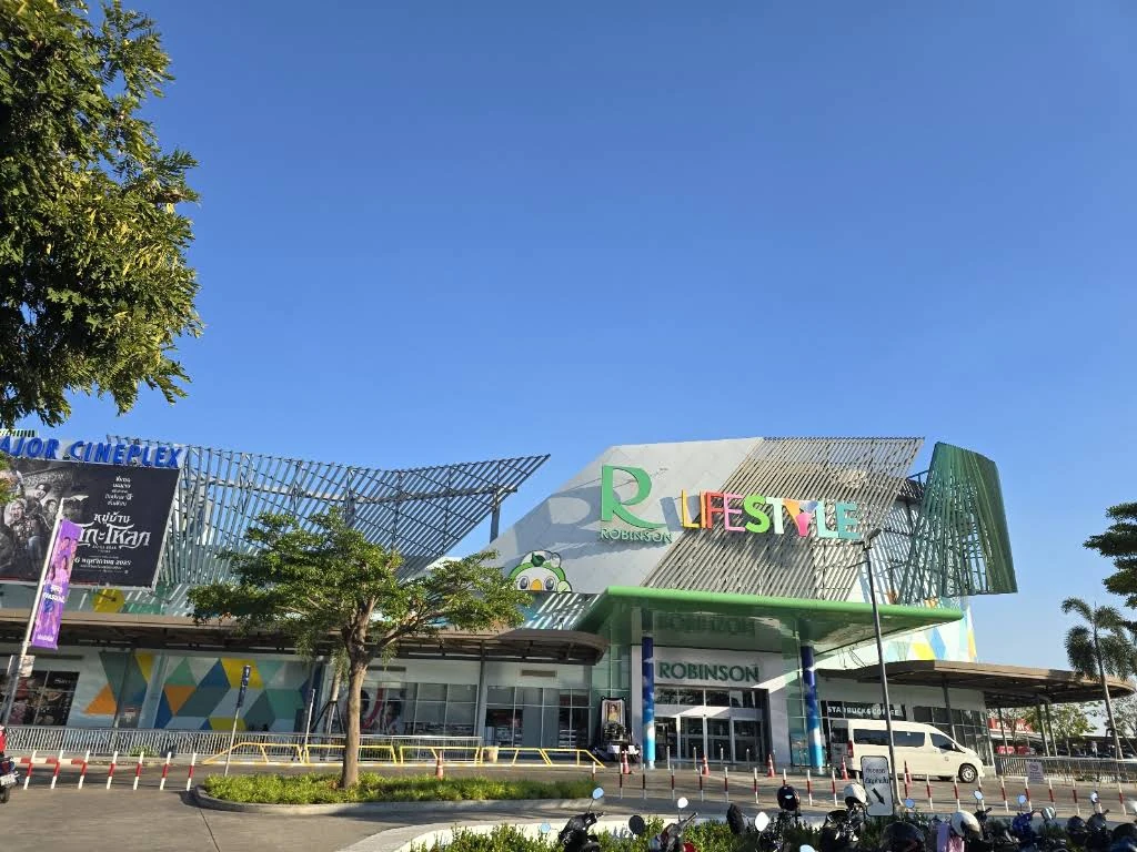 ภาพภายนอกโรบินสันไลฟ์สไตล์ เพชรบุรี ข้อมูลภาพ Google Maps ระบุถ่ายเดือนธันวาคม 2568 — ภาพสถานที่ย้อนหลัง ไม่ใช่ภาพงาน Robin Food Overload วันที่ 16–20 กันยายน 2569 การเตรียมงาน หรือกิจกรรมรอบก่อน และไม่ใช้ยืนยันผังงานหรือสภาพพื้นที่ปัจจุบัน