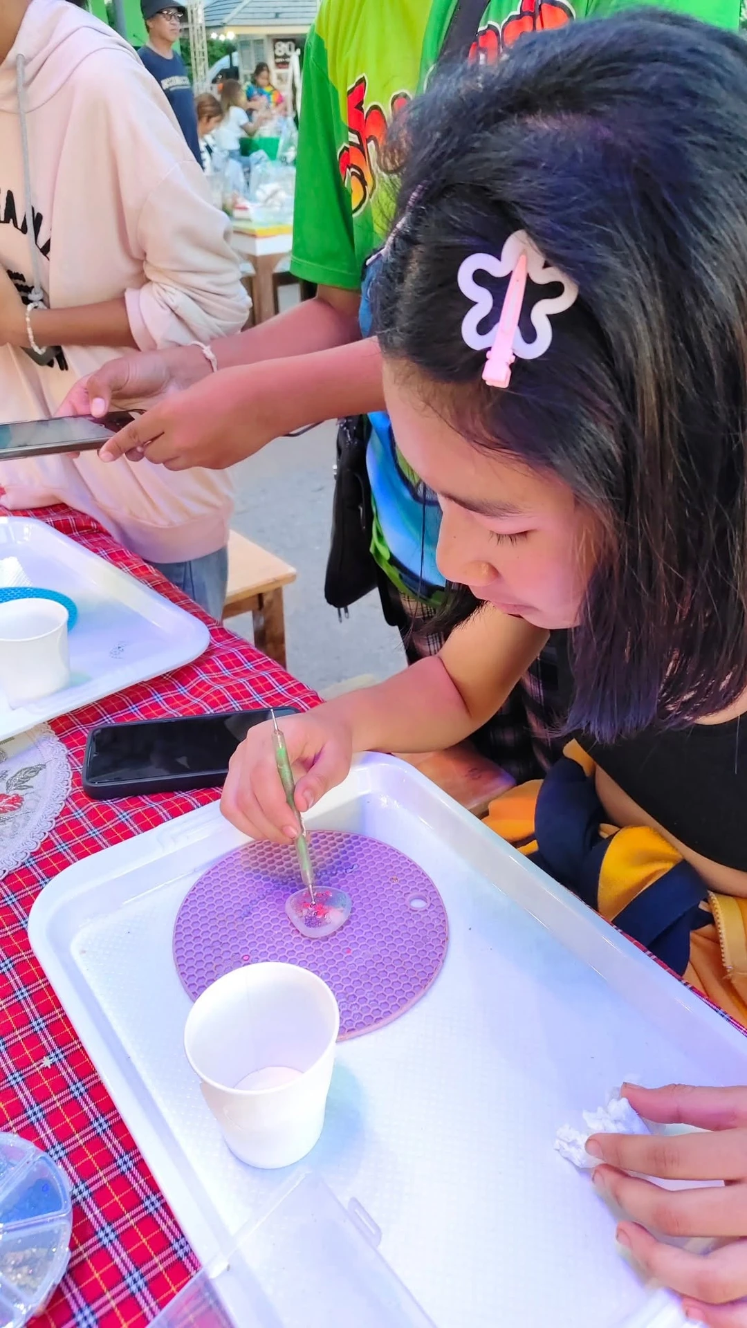 การจัดวัสดุชิ้นงานบนถาดในชุดรายงานเวิร์กช็อป FinFood Festival เซ็นทรัลอุดรย้อนหลัง ปี 2568