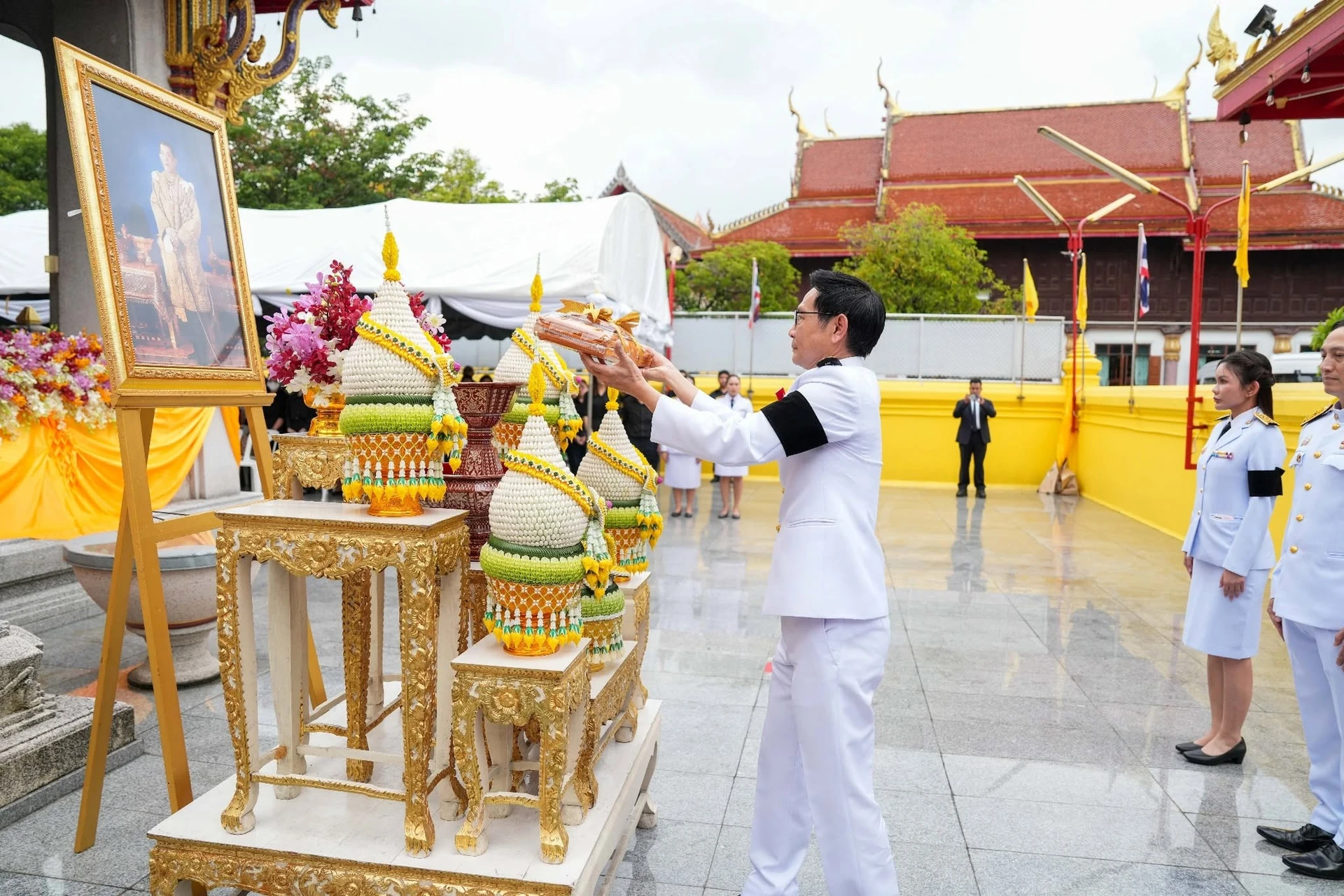 บริเวณลานด้านนอกและโต๊ะเครื่องประกอบพิธีที่วัดนวลนรดิศ จากรายงานกระทรวงพลังงานปี 2568
