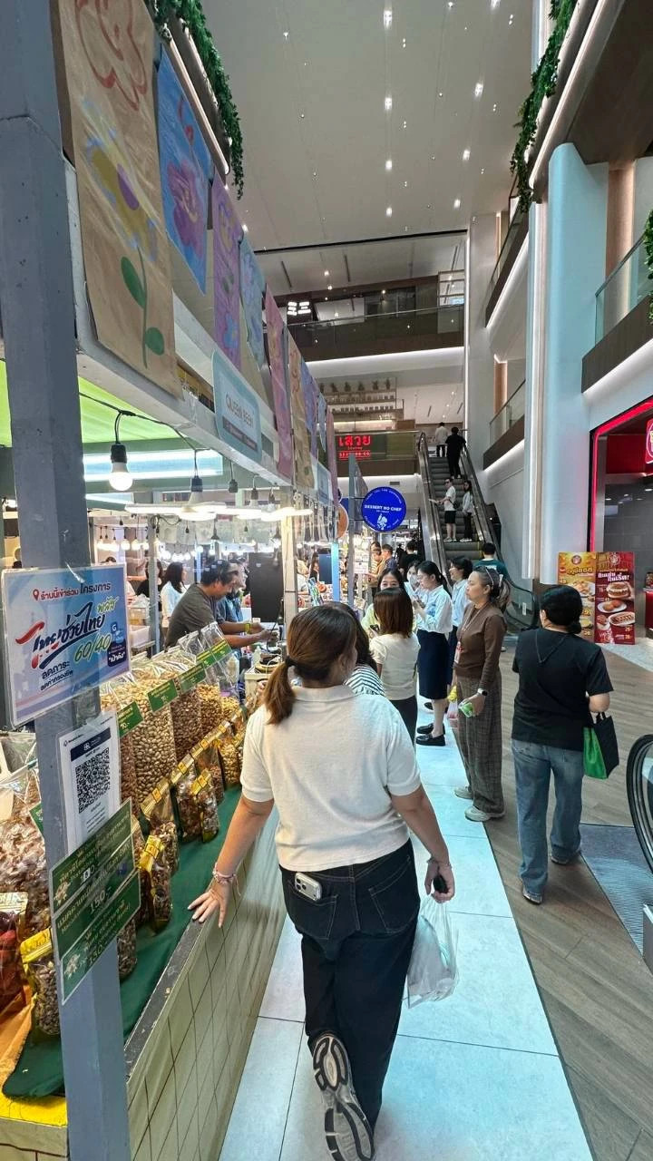บูธสินค้าและผู้คนบริเวณทางเดิน ภาพจากหน้าประชาสัมพันธ์อร่อย Express เมอร์คิวรี่ วิลล์ของ SBS Event ไม่ระบุวันถ่าย