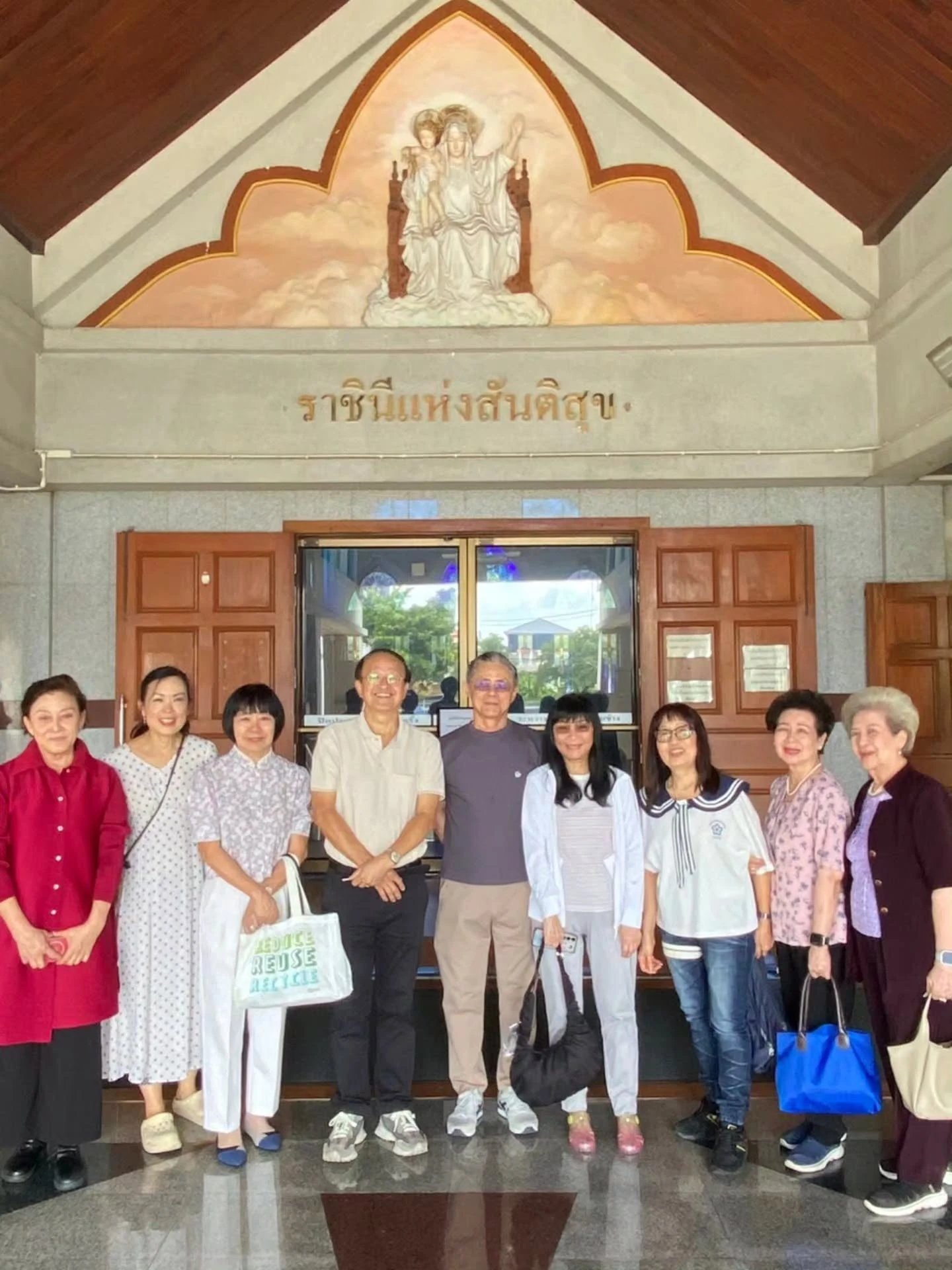 ภาพรวมกลุ่มบริเวณทางเข้าที่มีป้ายราชินีแห่งสันติสุข จากโพสต์ของ sandy_weelovelove ไม่ระบุวันถ่าย