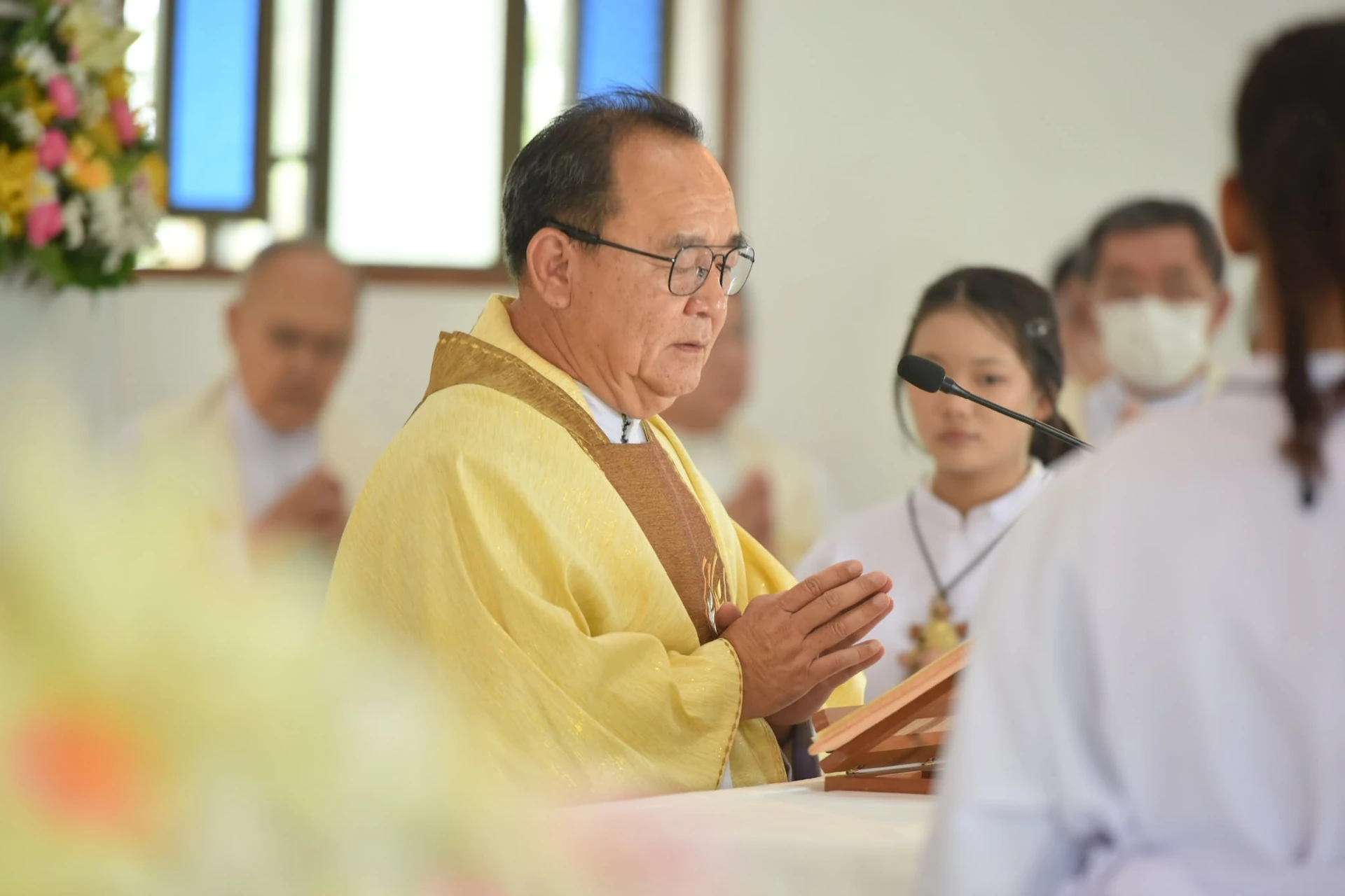 บริเวณแท่นอ่านและไมโครโฟนภายในวัด จากรายงานฉลองวัดอารักขเทวดา แหลมประดู่ ปี 2569