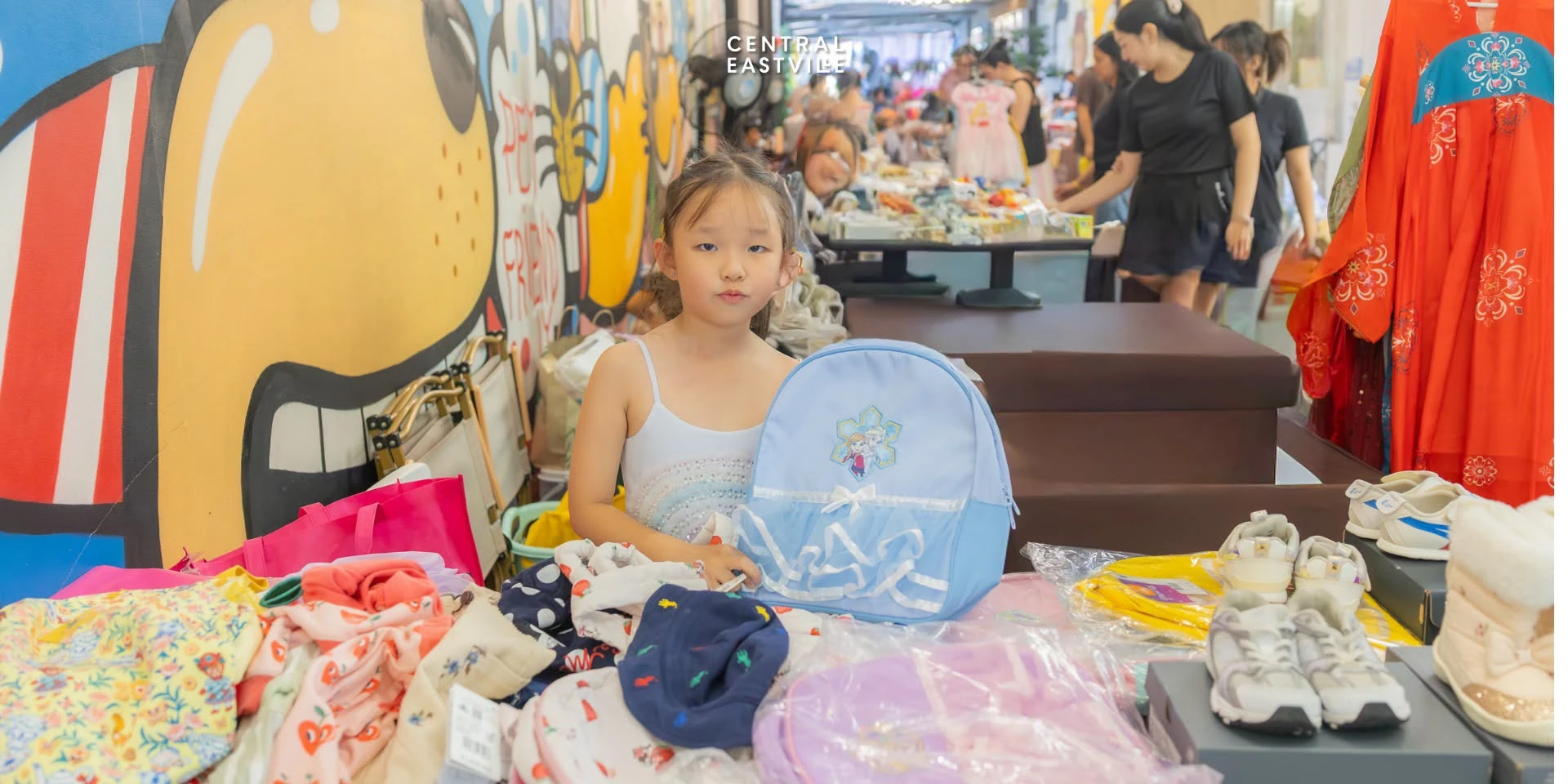 โต๊ะเสื้อผ้า กระเป๋า รองเท้า และแนวตลาด จากรายงานวันแรก Little Dream Village ของ Central EastVille ที่ไม่ระบุปีในคำบรรยาย