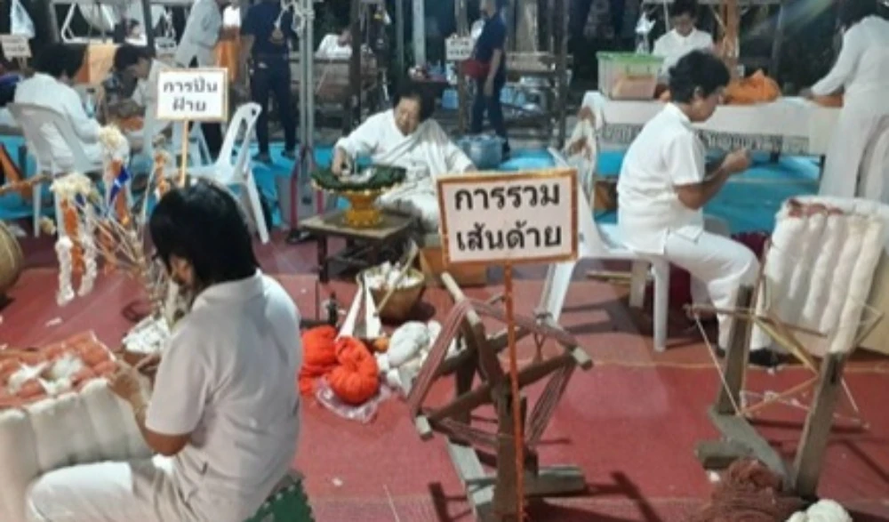 บริเวณจัดเส้นด้ายพร้อมป้ายการรวมเส้นด้าย จากภาพประกอบจุลกฐิน วัดแก่งหลวง ที่ไม่ระบุปีถ่าย
