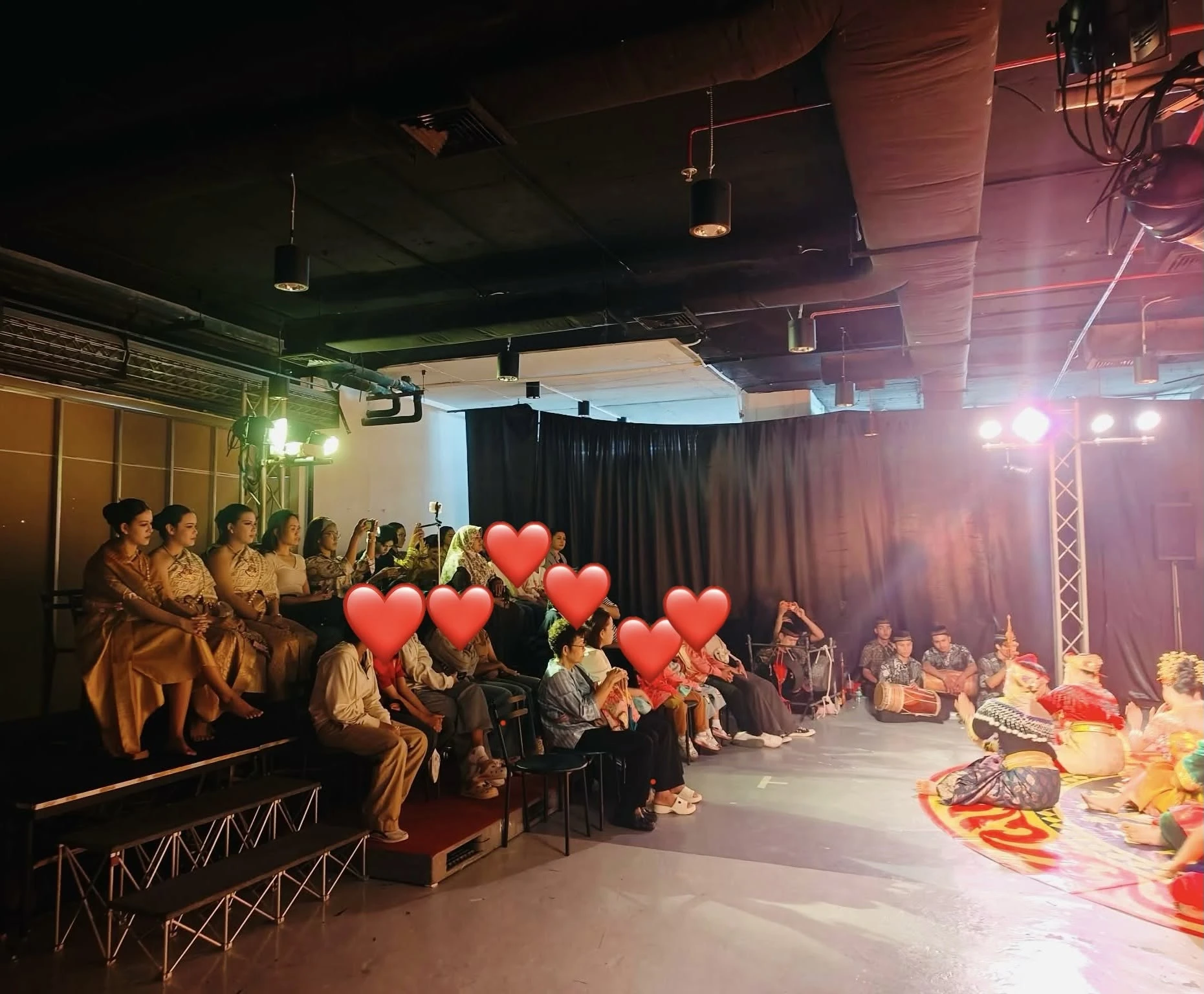 พื้นที่การแสดงและที่นั่งชม จากภาพเผยแพร่โดยเทศกาลละครปักษ์ใต้ ไม่ระบุปีถ่าย
