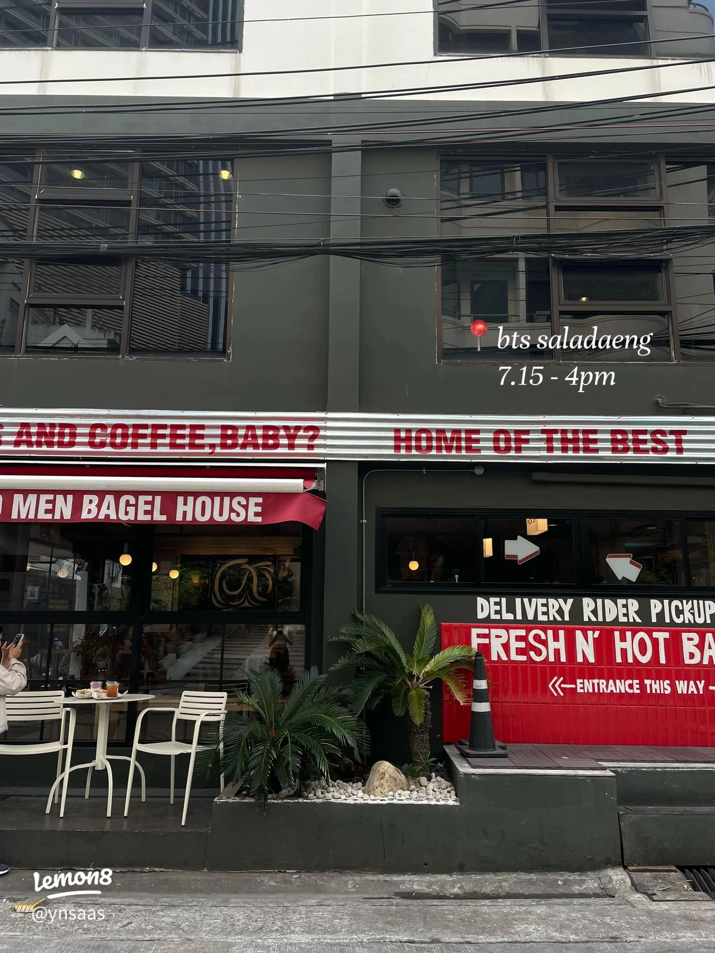 ภาพภายนอก Two Men Bagel House สาขาศาลาแดง จาก jaja♡ (@ynsaas) บน Lemon8 — ไม่ระบุวันหรือปีถ่าย เป็นภาพสถานที่ประกอบย้อนหลัง ไม่ใช่ภาพงาน Xclub Founder Secret วันที่ 11 กันยายน 2569 ภาพมื้ออาหารหรือการเตรียมงาน และไม่ใช้ยืนยันผังงานหรือสภาพพื้นที่ปัจจุบัน เวลาเปิดร้านที่เขียนบนภาพแยกจากเวลางาน 18:30–22:00 น.