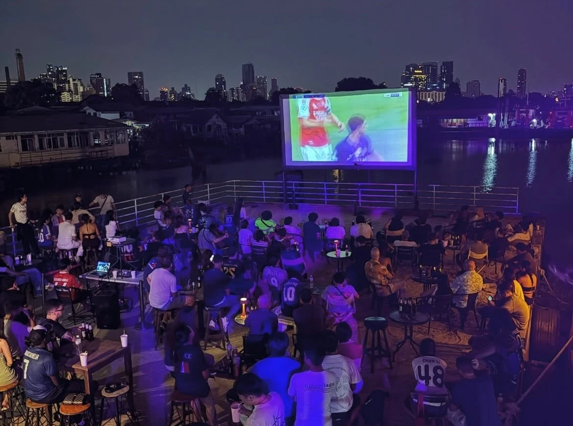 ภาพกิจกรรมอื่นของ Bangkok Island: งานชมฟุตบอล Le Quai Le Foot บนเรือที่จอดริมแม่น้ำ ซึ่งรายงานผู้จัดระบุจัด 30 พฤษภาคม 2569 เผยแพร่ในเว็บไซต์ผู้จัด 23 มิถุนายน 2569 — ไม่ใช่ภาพงาน FIRE วันที่ 12 กันยายน 2569 หรือภาพยืนยันโซน Pier ที่จัด FIRE และไม่ใช้ยืนยันผังงานหรือสภาพพื้นที่ปัจจุบัน ไม่ระบุวันถ่ายแยกรายภาพ