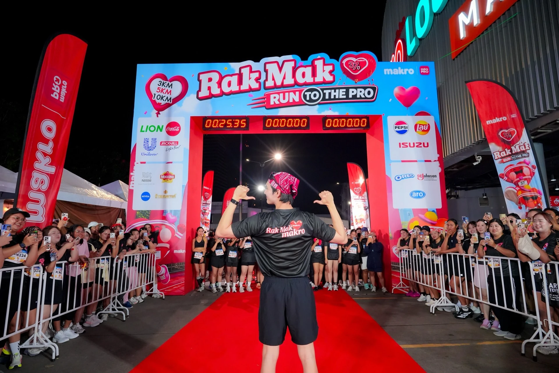ซุ้ม Rak Mak Run พรมแดง และบริเวณกิจกรรมจากภาพเก็บตกแม็คโคร