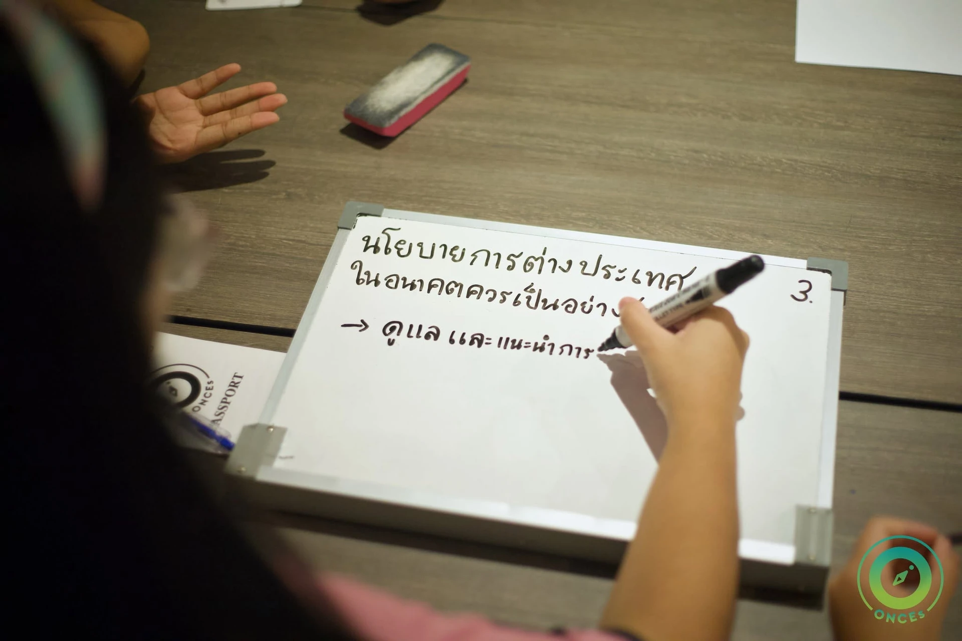 การเขียนบนกระดานในกิจกรรมค่ายนักการทูต Season 29 ปี 2569