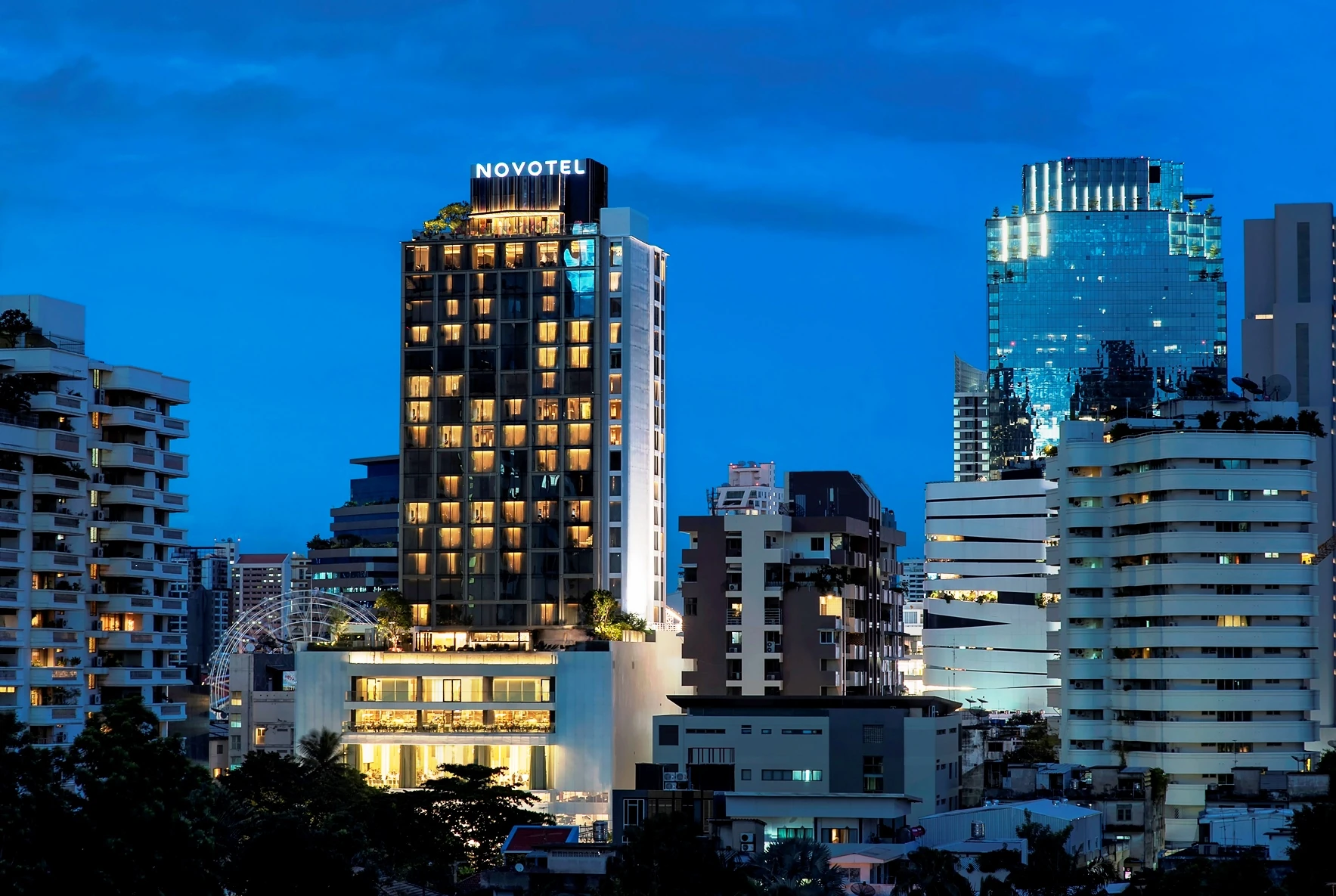 ภาพภายนอกโรงแรม Novotel Bangkok Sukhumvit 20 จากแกลเลอรีเว็บไซต์โรงแรม — ไม่ระบุวันหรือปีถ่าย ใช้ประกอบบริบทสถานที่ย้อนหลัง ไม่ใช่ภาพห้องอบรมชั้น 8 ภาพ Sales Mastery ครั้งที่ 104 วันที่ 19–20 กันยายน 2569 หรือการเตรียมงาน และไม่ใช้ยืนยันผังงานหรือสภาพพื้นที่ปัจจุบัน