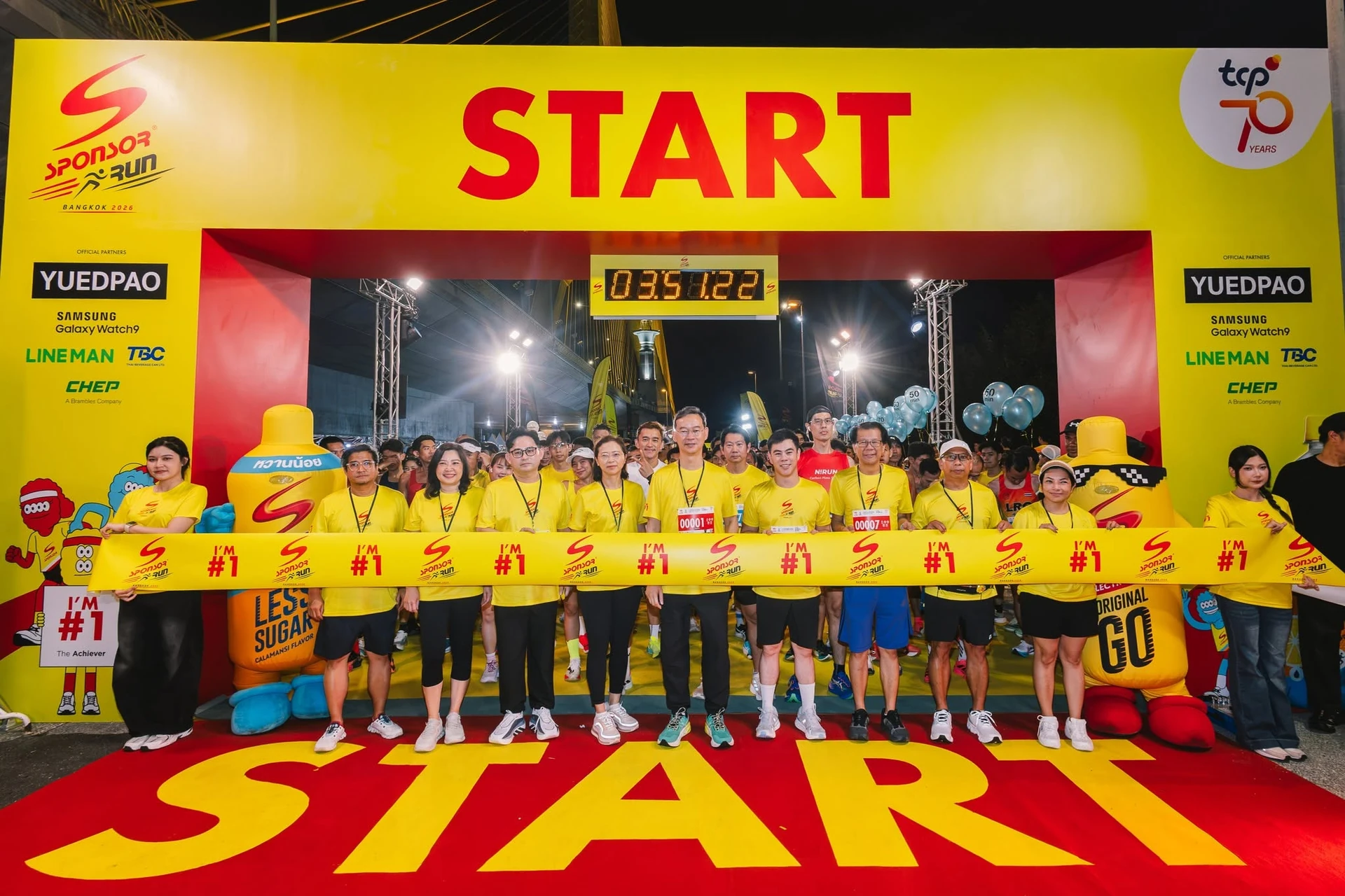 กลุ่มคนและริบบิ้นหน้าซุ้ม START งาน Sponsor Run Bangkok ปี 2569