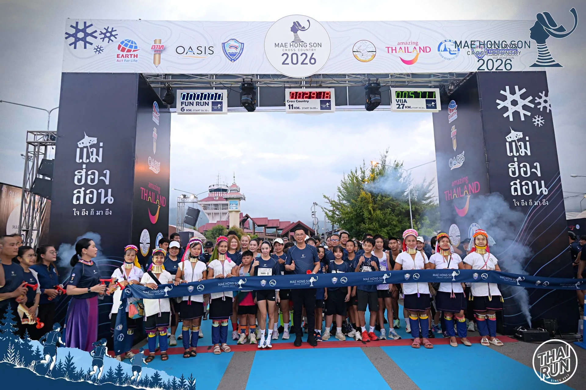 กลุ่มคนและริบบิ้นหน้าซุ้ม Mae Hong Son Cross Country 2026