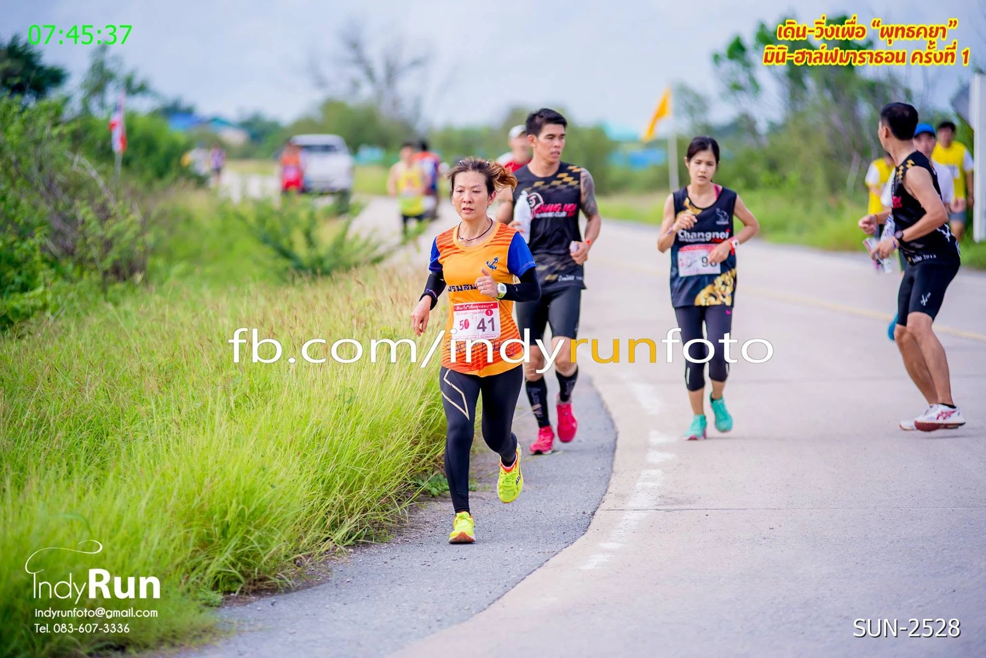 ภาพกิจกรรมเดิน–วิ่งเพื่อพุทธคยารุ่นแรก บนถนนข้างพื้นที่สีเขียว จาก IndyRun