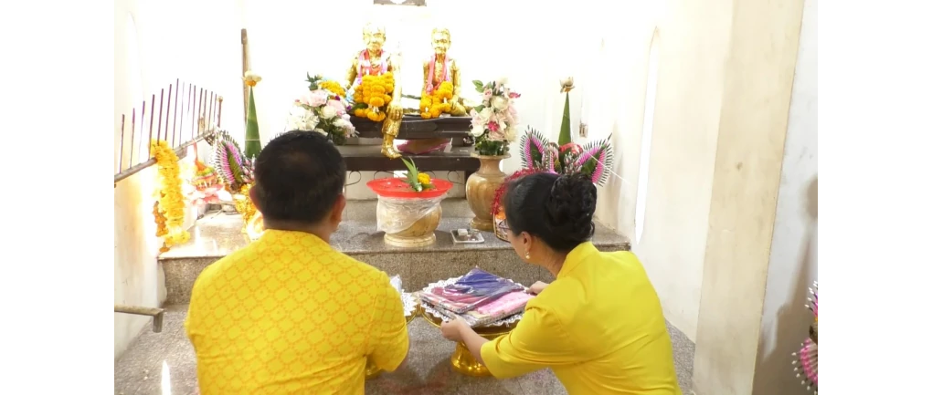 บรรยากาศบริเวณด้านหน้ารูปปั้นภายในศาลตายาย จากรายงานกิจกรรมปี 2562