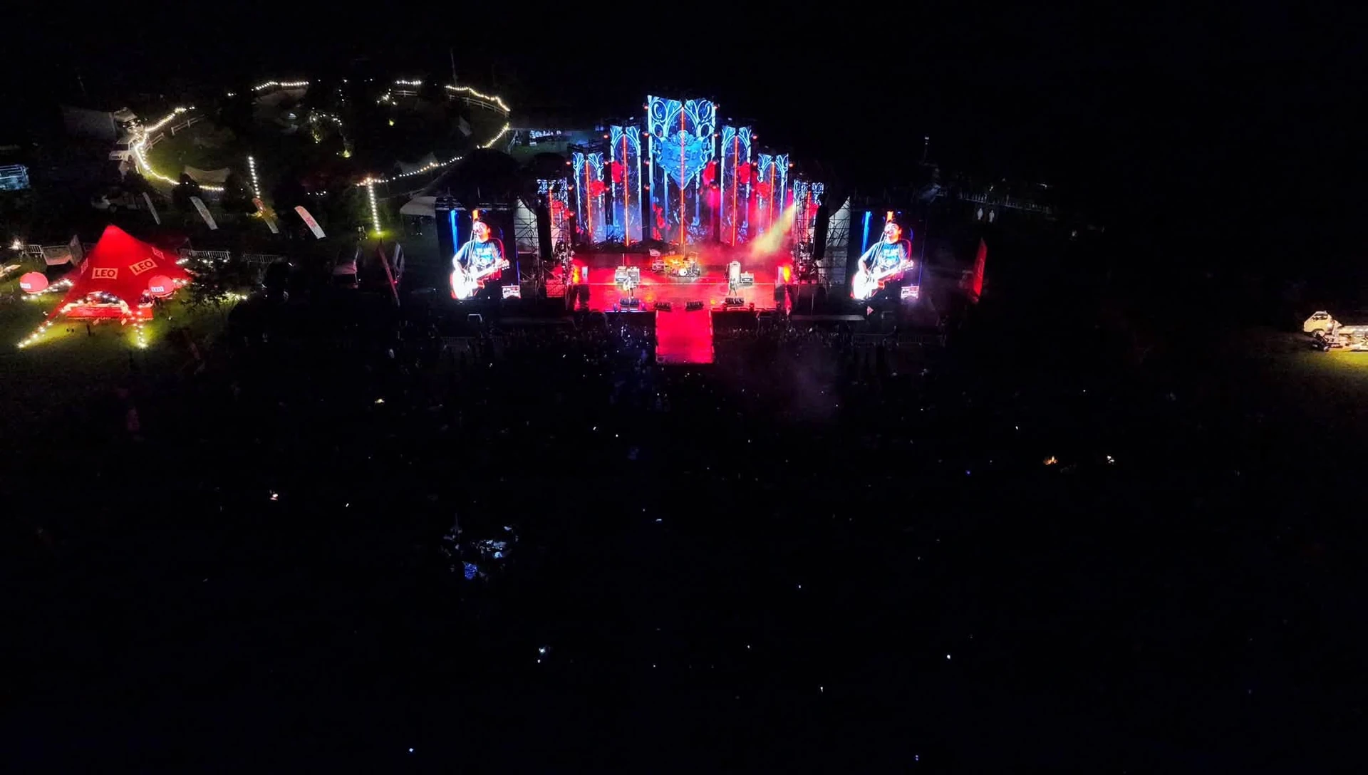 มุมกว้างของเวที แสงสี และพื้นที่ผู้ชมในงานล่าฝัน Live Concert