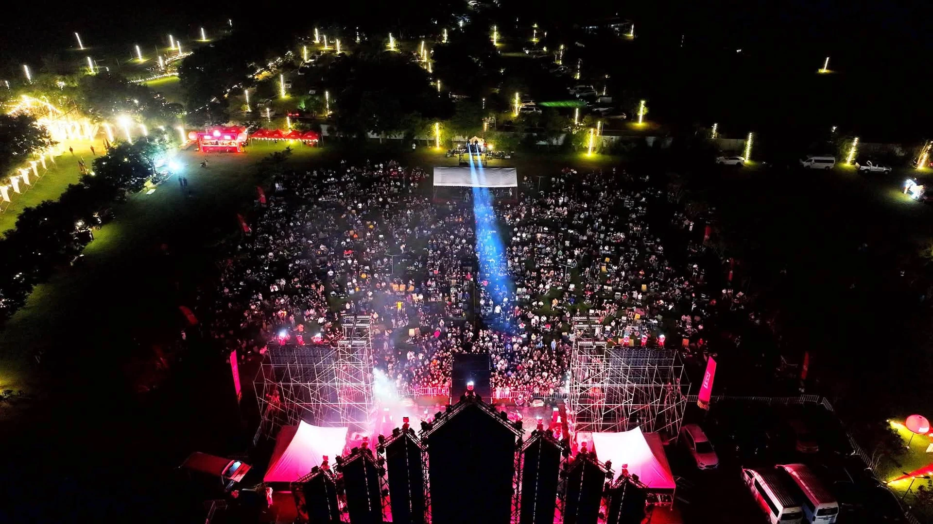 มุมสูงจากด้านหลังเวทีไปยังพื้นที่จัดงานล่าฝัน Live Concert
