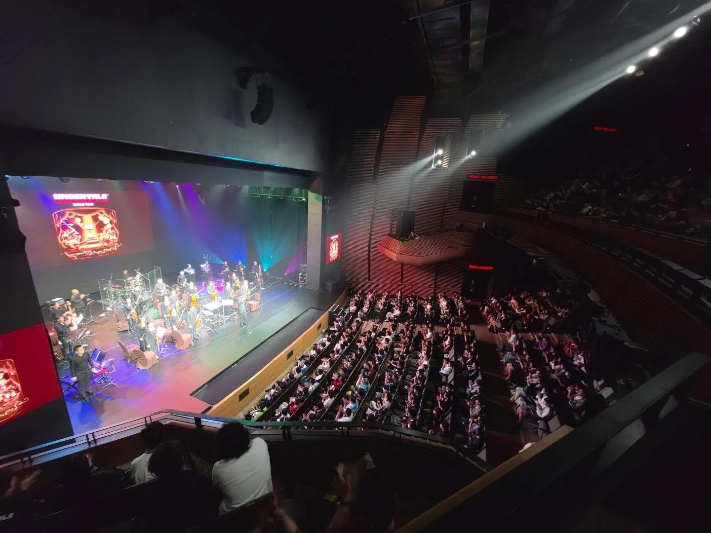เวทีและพื้นที่ผู้ชมจากโพสต์ขอบคุณหลังการแสดง UNDERTALE ครบห้ารอบในกรุงเทพฯ