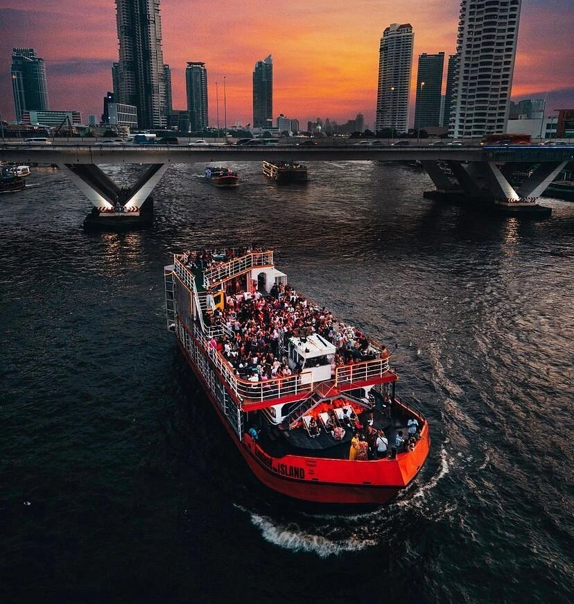 ภาพเรือบนแม่น้ำจากหน้ากิจกรรม NYE Boat Party 2027 ของ Bangkok Island ไม่ระบุวันถ่าย