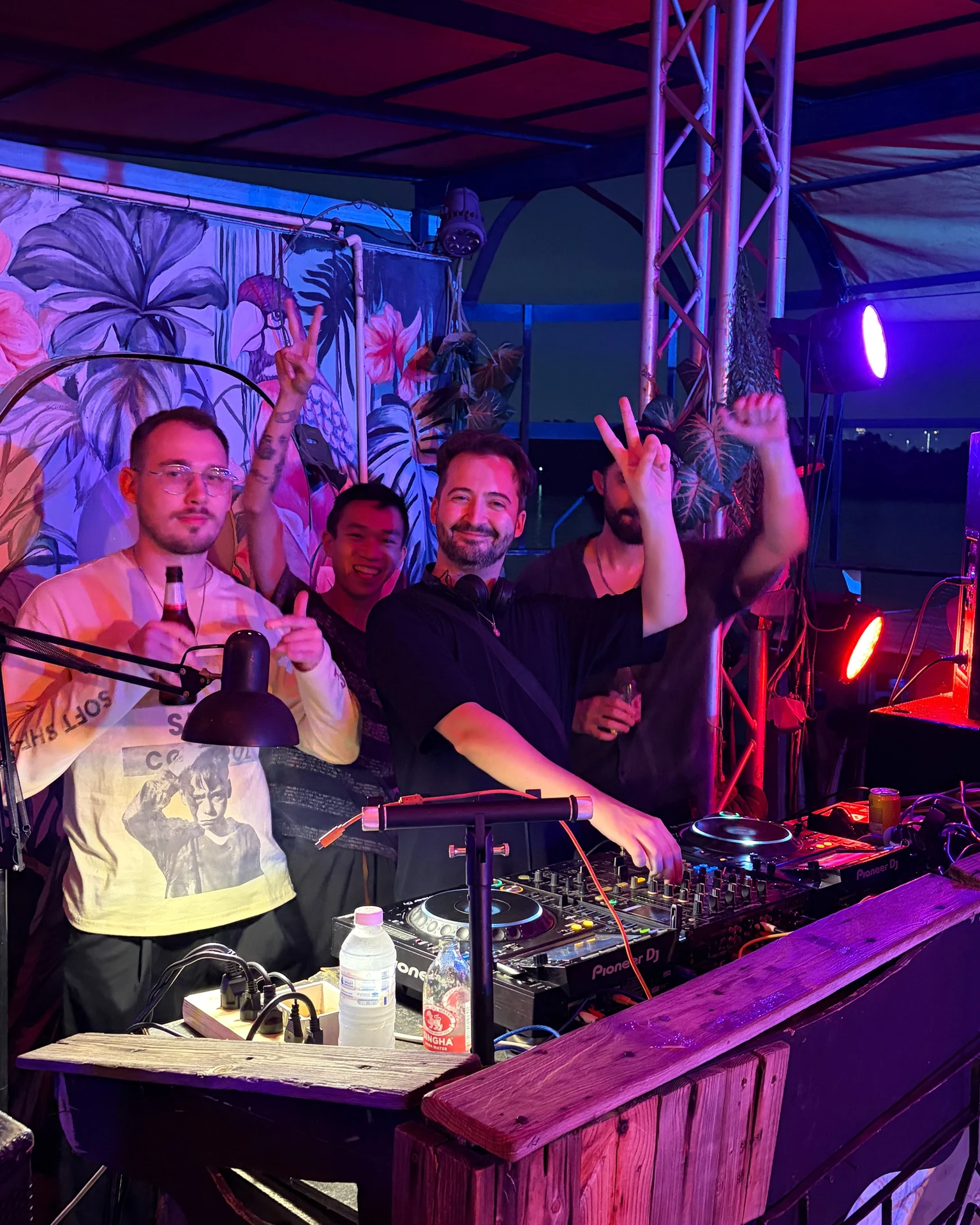 ภาพบริเวณเด็คและอุปกรณ์เสียงจากชุดโพสต์ DJ Community ของ Bangkok Island ไม่ระบุวันถ่าย