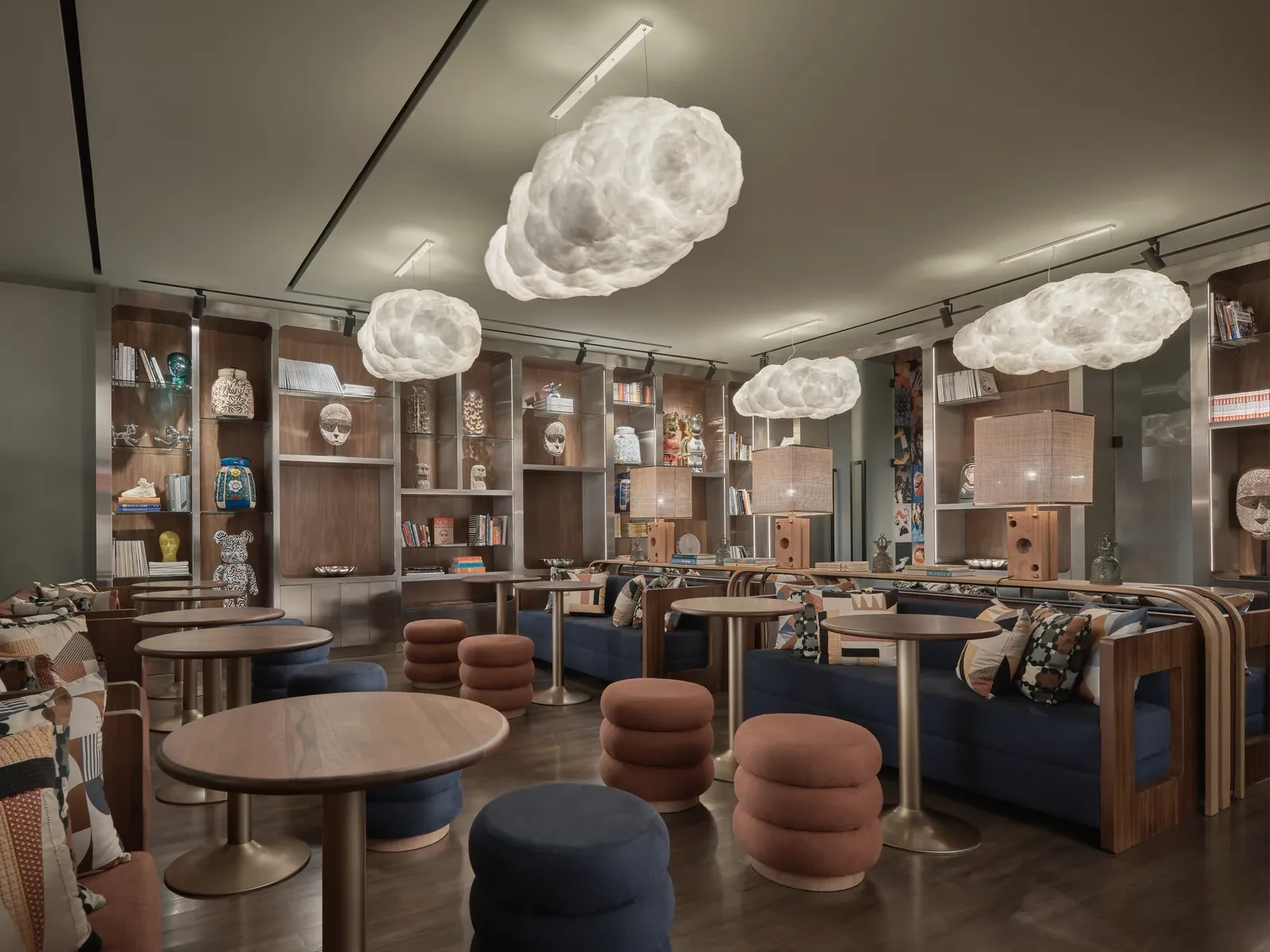 พื้นที่โต๊ะและที่นั่ง FORUM ของ Public House Bangkok จากเว็บไซต์ทางการ ไม่ระบุวันถ่าย