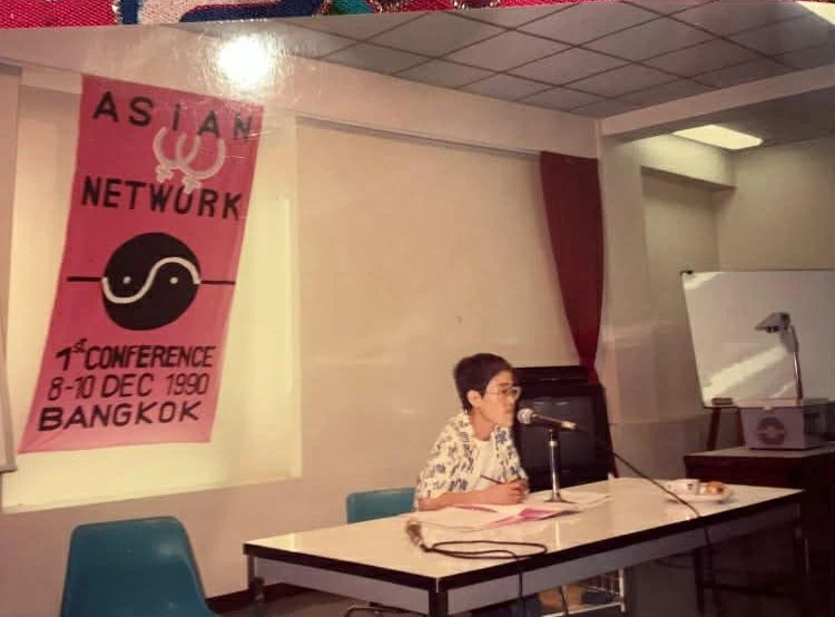 ห้องประชุมและป้ายงานในภาพประวัติรอบกรุงเทพฯ ปี 2533 จากคลังเว็บไซต์ผู้จัด