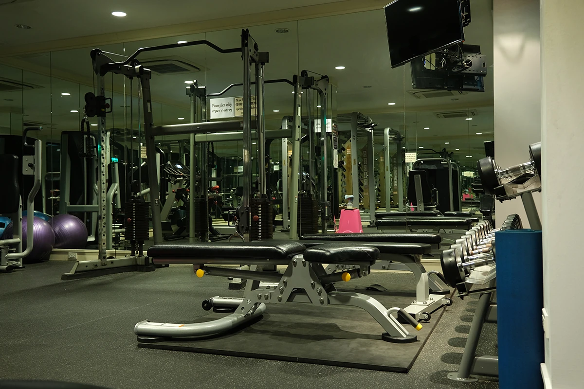 ภาพพื้นที่ออกกำลังกายและอุปกรณ์ภายใน R3 Sauna รัชดา จากเว็บไซต์สถานที่ ไม่ระบุวันหรือปีถ่าย ใช้ประกอบบริบทสถานที่ของโปรแกรมวันที่ 29 ธันวาคม 2569 ไม่ใช่ภาพโซน foam party หรือภาพ BEARBILON ที่จัดขึ้นแล้ว ไม่ใช่ภาพกิจกรรมล่องเรือวันที่ 30 ธันวาคม และไม่ใช้ยืนยันผังงานหรือสภาพพื้นที่ปัจจุบัน