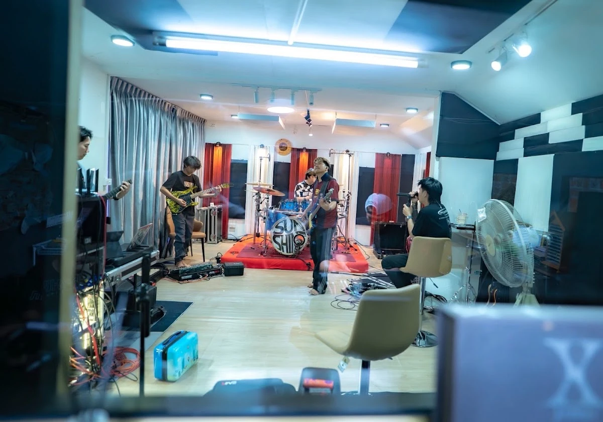 ภาพห้องซ้อมดนตรี Mute Studio จังหวัดเพชรบูรณ์ ตามหน้าสถานที่ที่ Hoshi เผยแพร่พร้อมเครดิตชื่อห้องซ้อม ต้นทางไม่ระบุวันหรือปีถ่าย ใช้ประกอบบริบทสถานที่ทั่วไป ไม่ใช่ภาพคอนเสิร์ต CRESTFIOW วันที่ 14 กุมภาพันธ์ 2570 และไม่ใช้ยืนยันตัวบุคคล วงดนตรี ผังเวที ที่นั่ง หรือสภาพพื้นที่ปัจจุบัน