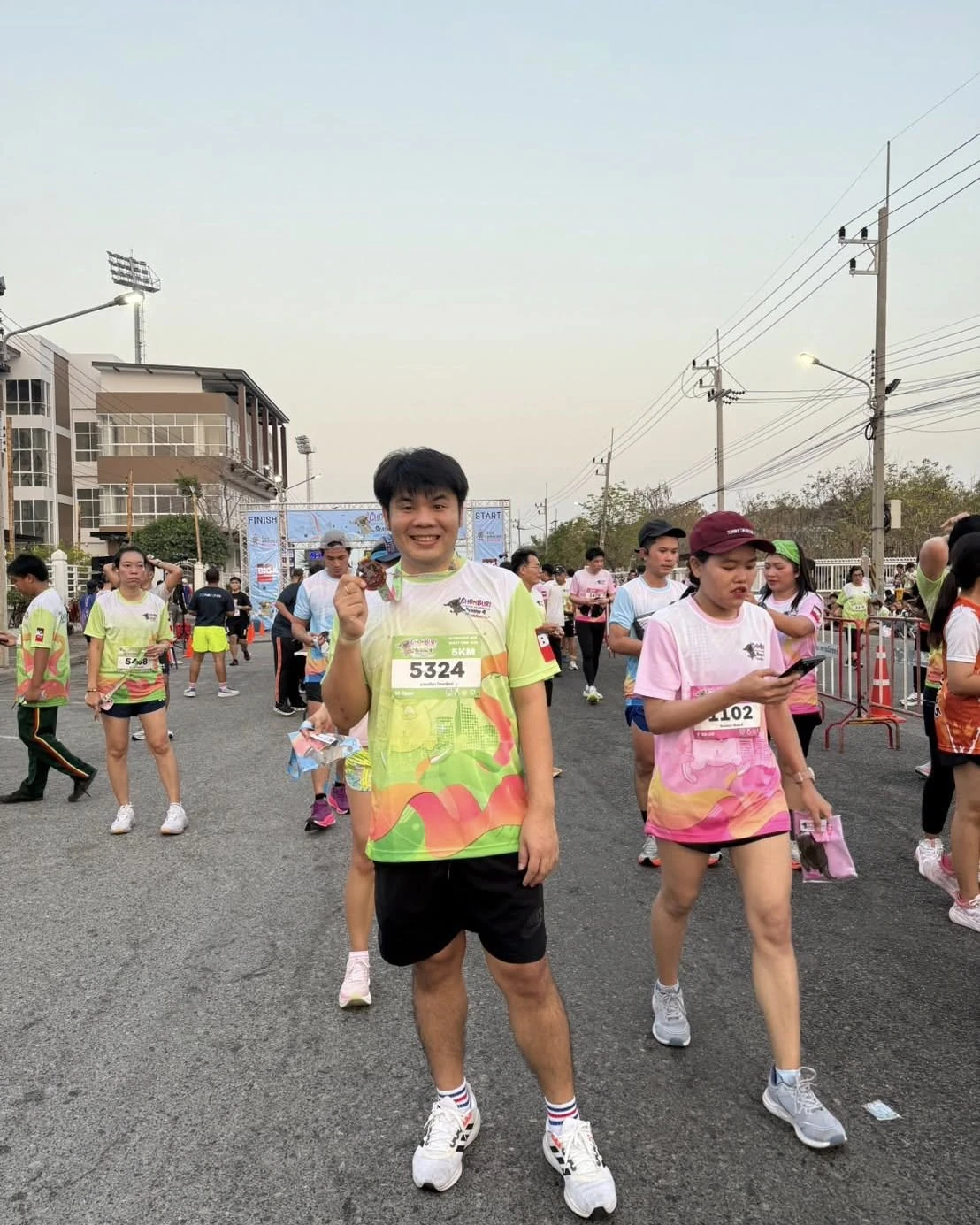 บรรยากาศบริเวณซุ้มงานจากโพสต์ Chonburi Authentic Half Marathon Season 4 ของ chalee_1616