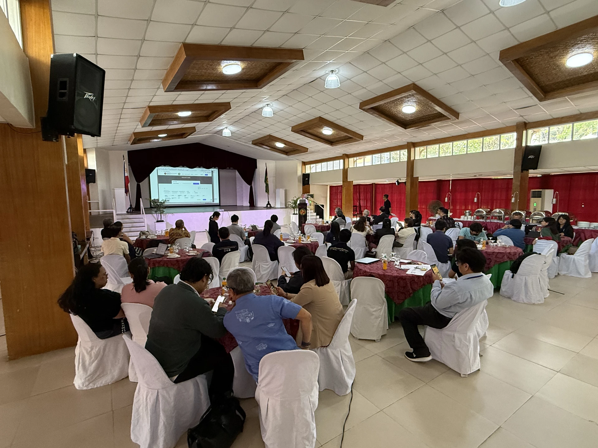 ผู้เข้าร่วมนั่งฟังการบรรยายในห้องประชุม IAR 2026 Winter ที่มหาวิทยาลัยฟิลิปปินส์ วิซายาส