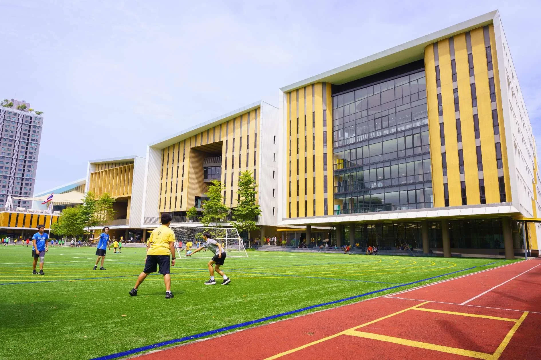 อาคารและสนามภายในวิทยาเขตสุขุมวิท 77 ของ Bangkok Prep จากแกลเลอรี Secondary บนเว็บไซต์โรงเรียน — ไม่ระบุวันหรือปีถ่าย เป็นภาพบริเวณโรงเรียนประกอบสถานที่ ไม่ใช่ภายในหอประชุม การซ้อม หรือการแสดง Legally Blonde ผู้ที่อยู่ในภาพไม่ถูกระบุว่าเป็นนักแสดงหรือผู้ชมงาน และภาพนี้ไม่ยืนยันทางเข้างานหรือสภาพปัจจุบัน