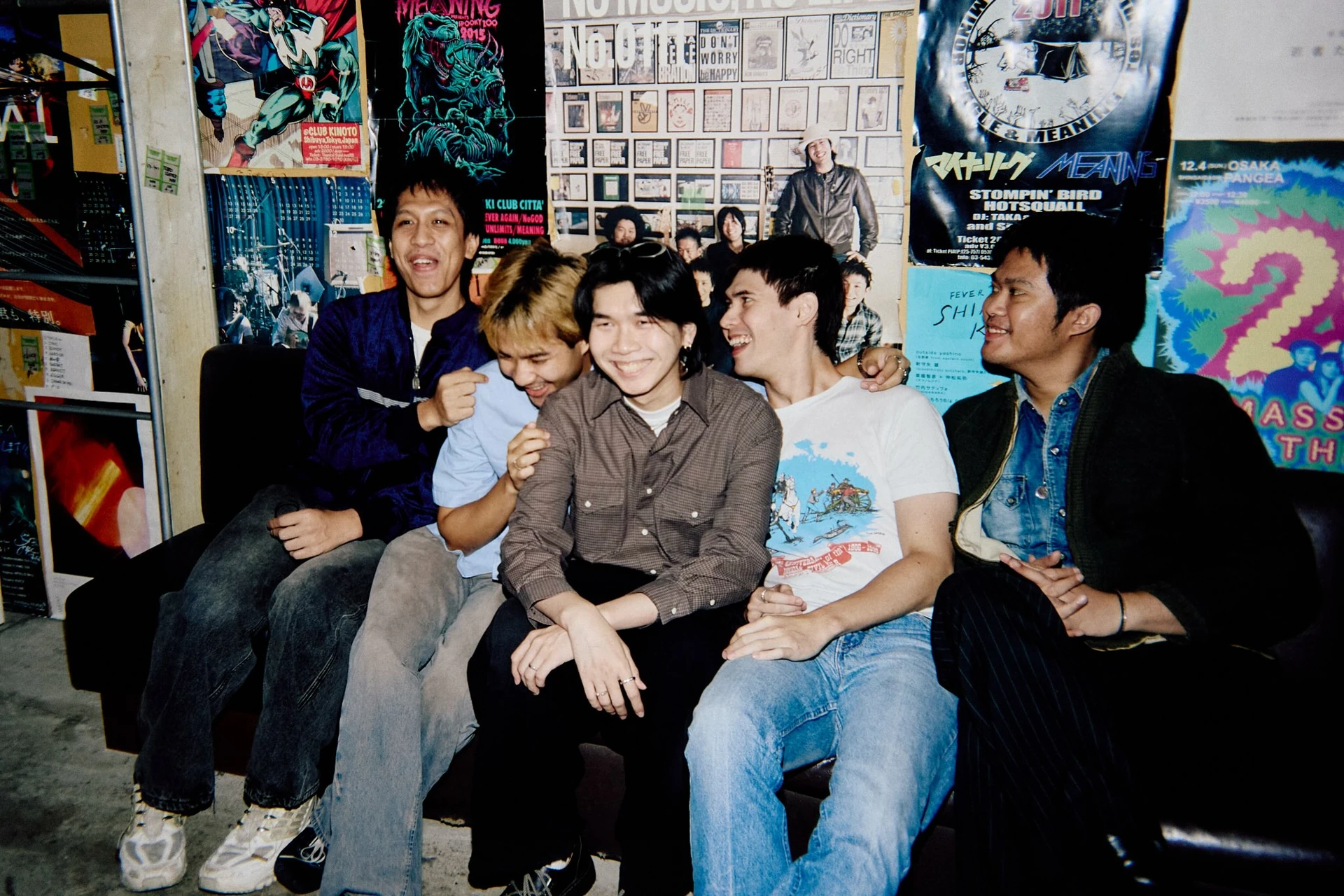 ภาพกลุ่มยิ้มและพูดคุยภายใน FEVER จากโพสต์ขอบคุณ KrosSphere รอบโตเกียว ตุลาคม 2569 ไม่ใช่เวทีหรือรอบกรุงเทพฯ