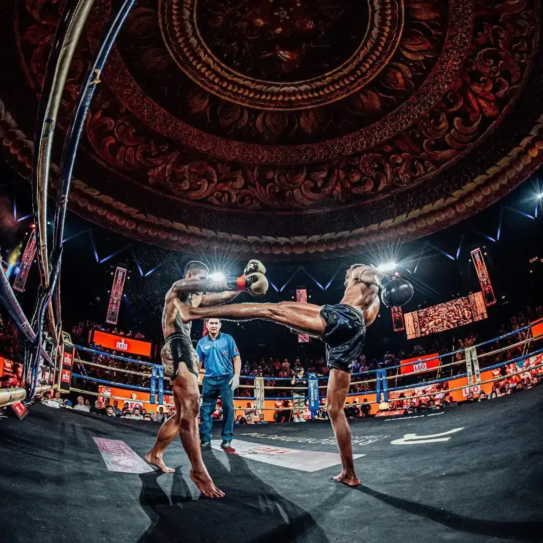 นักมวยแลกแข้งบนเวทีราชดำเนิน จากแกลเลอรีทางการ Rajadamnern Knockout ที่ไม่ระบุวันแข่งขัน