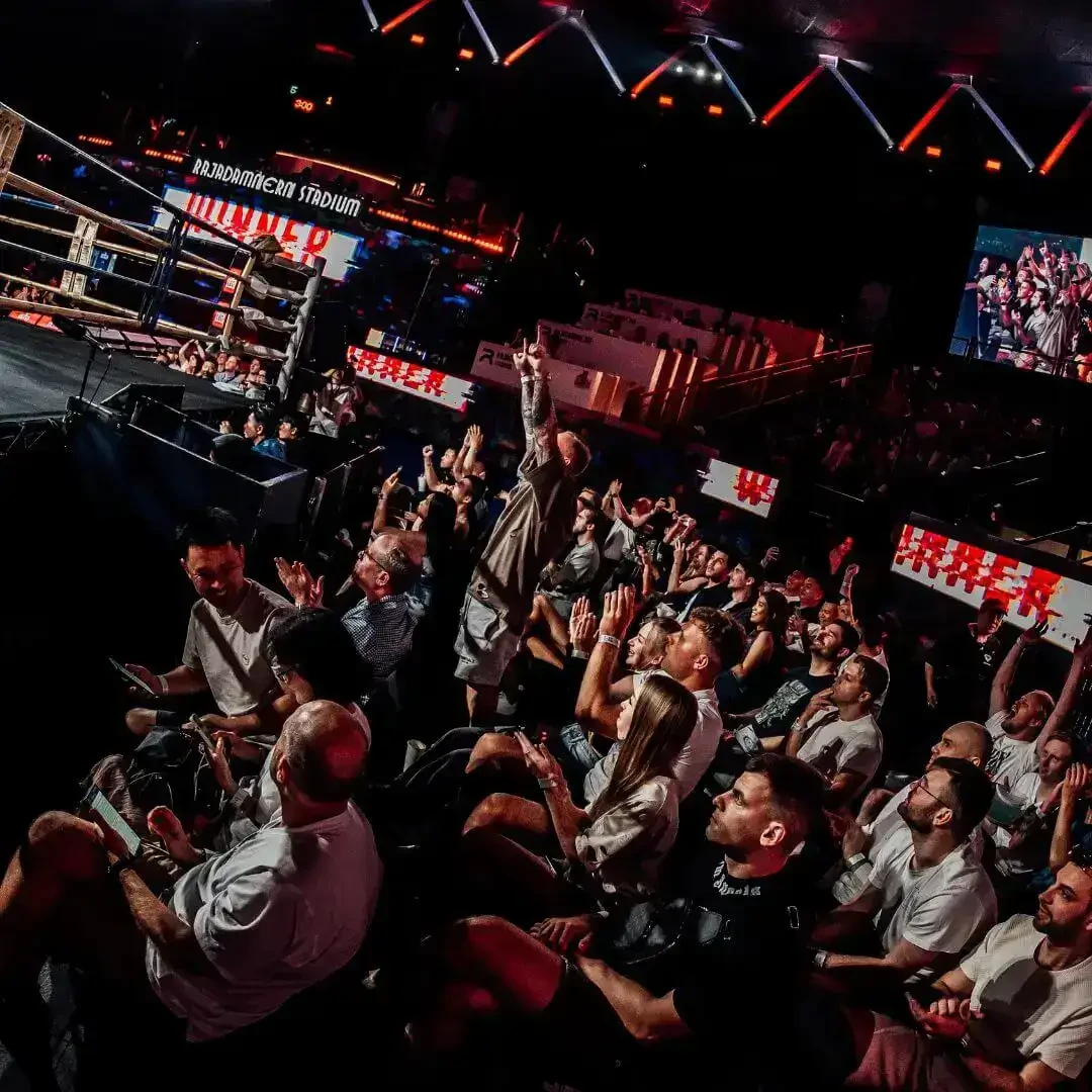 ผู้ชมเชียร์ข้างเวทีในแกลเลอรี Rajadamnern Knockout ของสนามมวยราชดำเนิน ไม่ระบุวันแข่งขัน