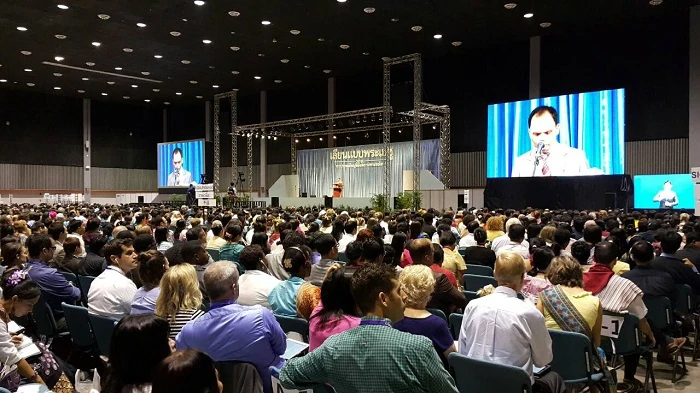 ผู้ร่วมการประชุมพิเศษพยานพระยะโฮวา เชียงใหม่ ปี 2558 รับฟังการบรรยายในห้องประชุม