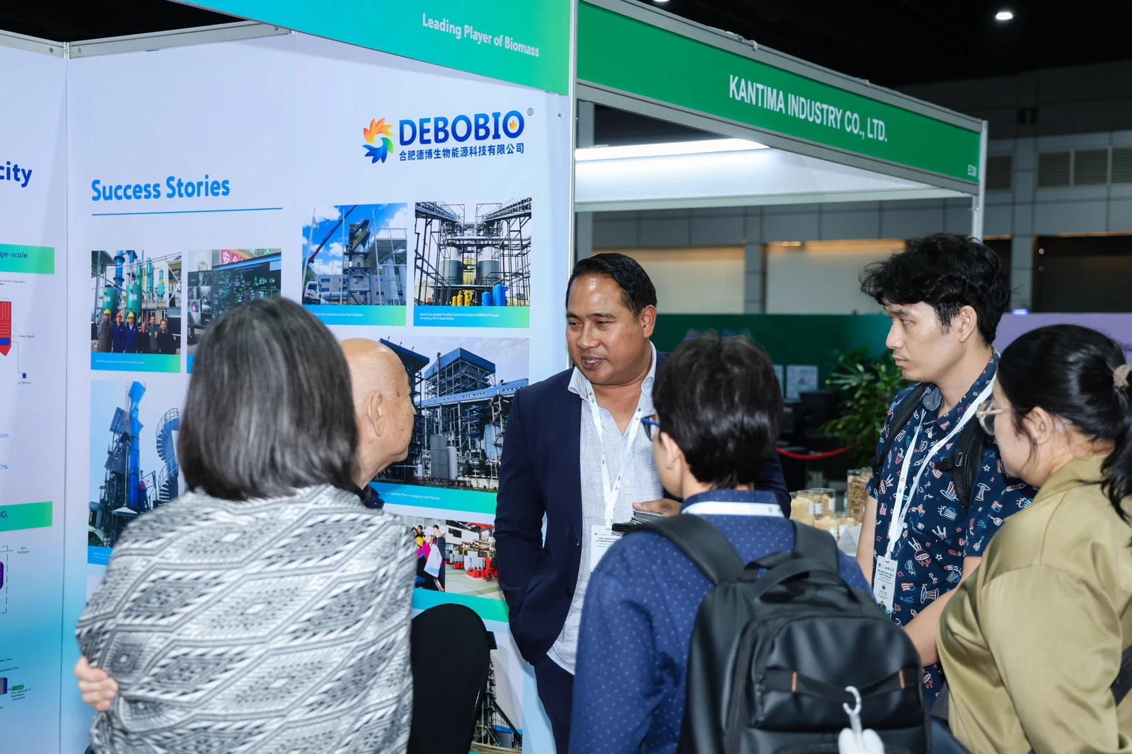 ผู้แสดงสินค้าพูดคุยกับผู้ชมหน้าบูธ DEBOBIO ที่แสดงเทคโนโลยีชีวมวลใน ABEE 2026 ที่อิมแพ็ค