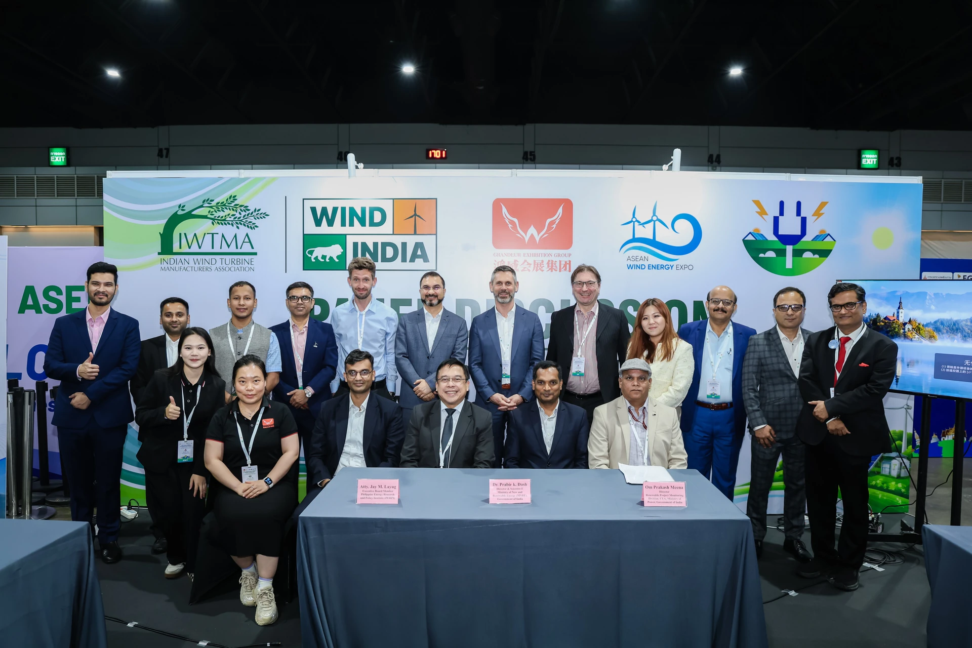 คณะผู้ร่วมกิจกรรมพลังงานลมถ่ายภาพหน้าฉาก ASEAN Wind Energy Expo และ IWTMA ในงานที่อิมแพ็คปี 2569