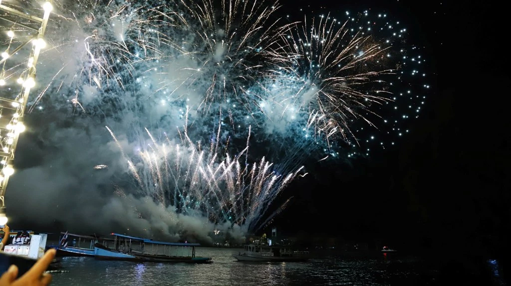 พลุเหนือคลองและเรือในวันเปิดงานเนรมิตอัมพวา 11 กันยายน 2569