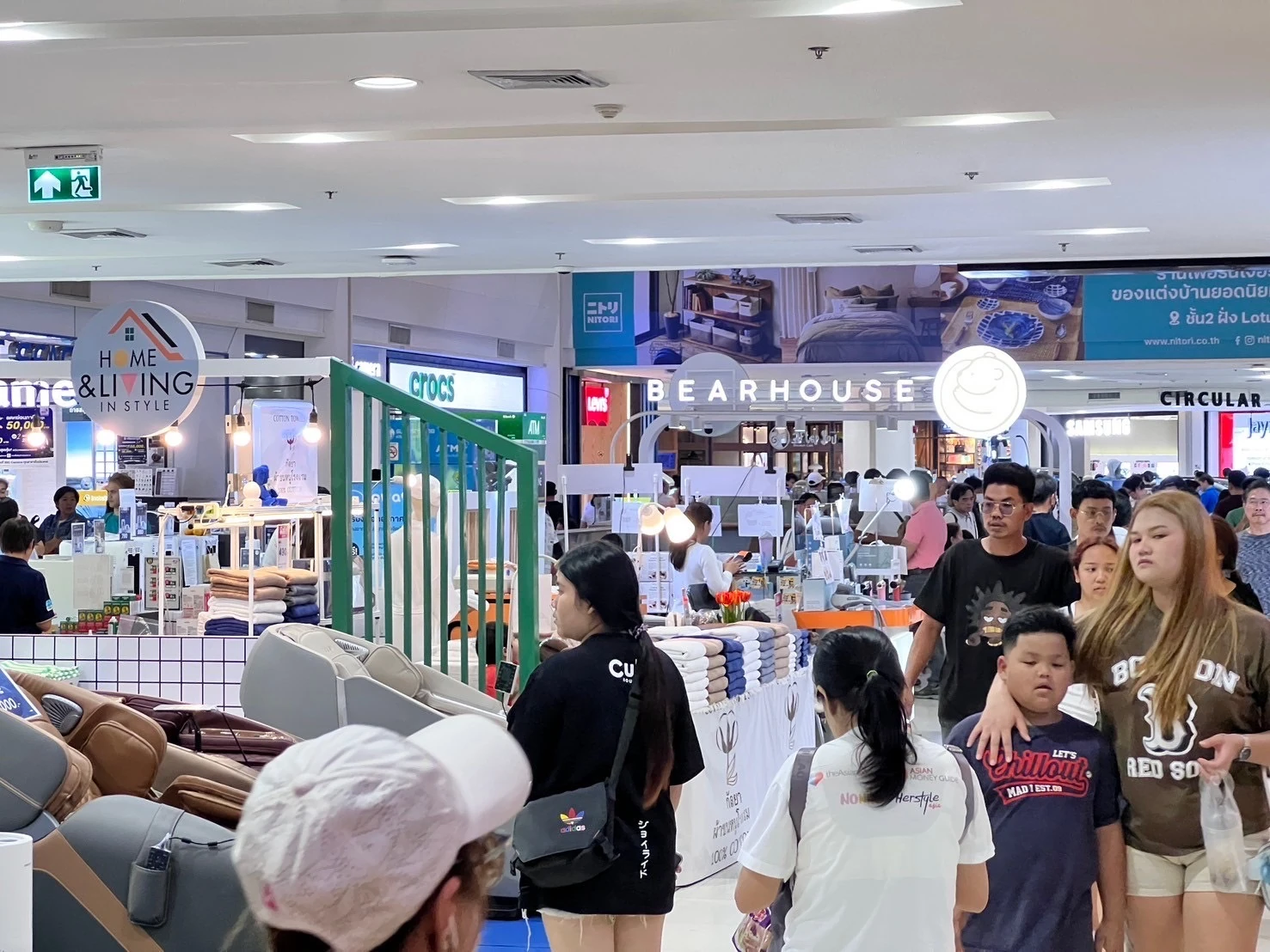 ผู้เข้าชมและบูธของใช้ในบ้านพร้อมป้าย Home & Living in Style ที่ซีคอนสแควร์ ไม่ระบุวันถ่าย