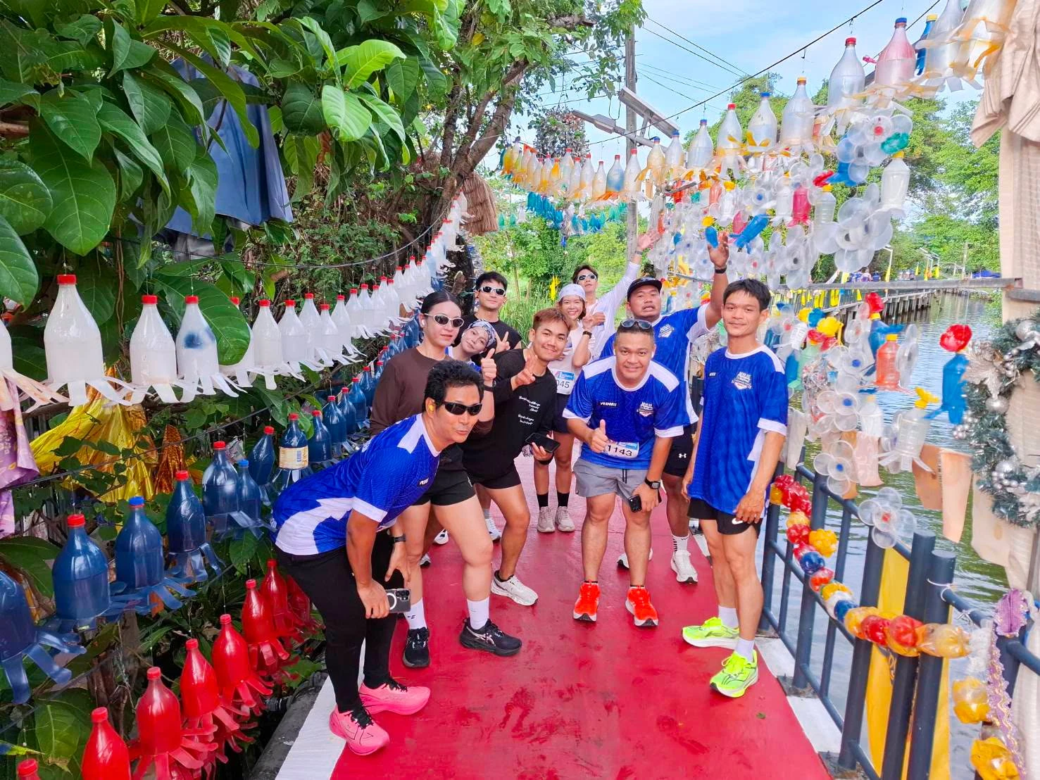 ผู้ร่วมวิ่ง VR RC City Run Season 5 EP.1 คลองสวน ถ่ายภาพร่วมกันบนทางเดินตกแต่งด้วยขวด ไม่ระบุวันถ่าย