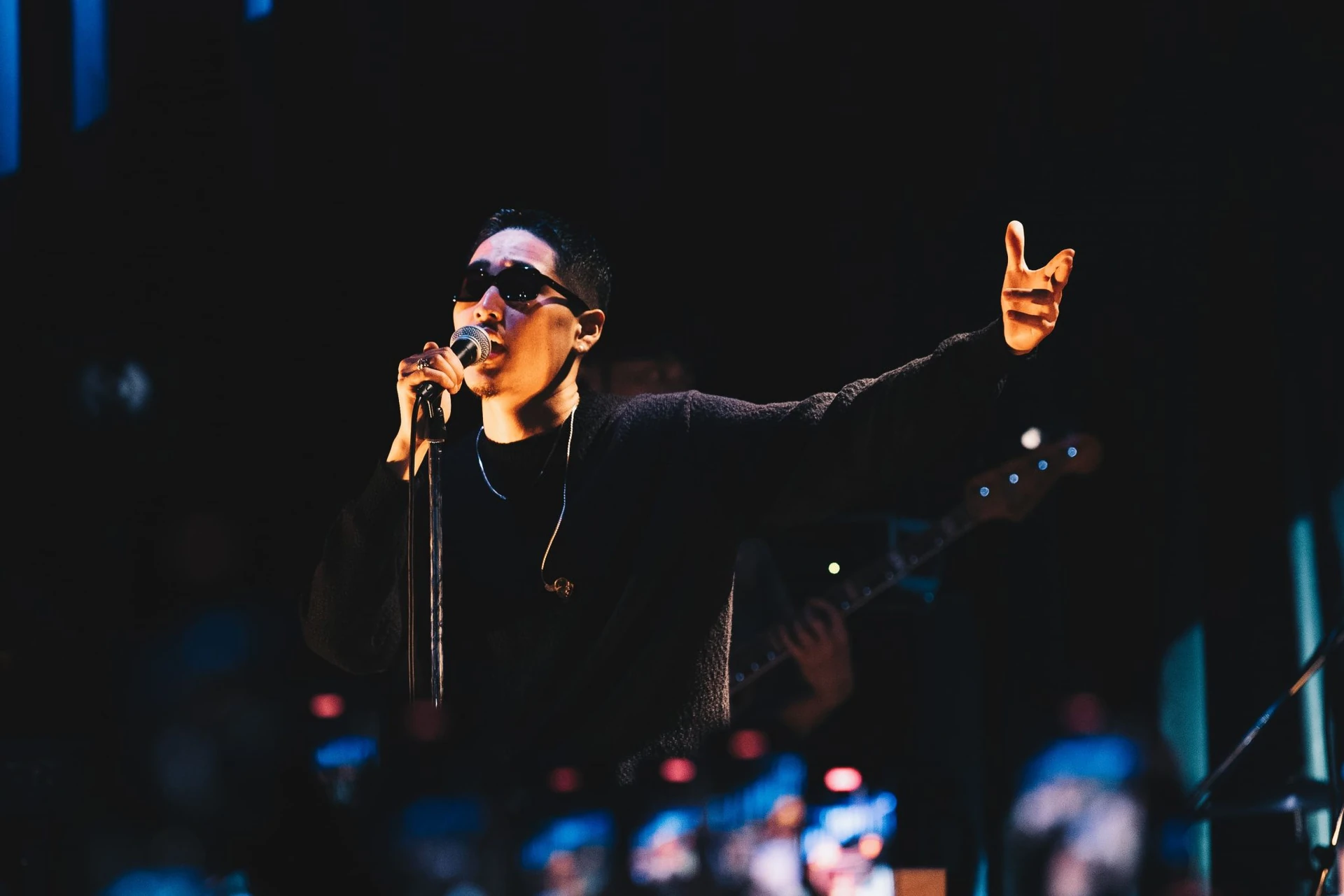Yo-Sea ร้องเพลงบนเวที WWW X ชิบุยะ โตเกียว ในคอนเสิร์ตวันที่ 1 มีนาคม 2567