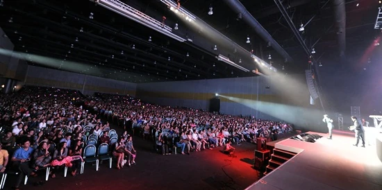 ผู้ชมเต็มฮอลล์และเวทีคอนเสิร์ต Be Peerapat Natural Born Singer ที่ไบเทค ปี 2556
