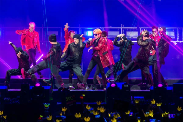 BIGBANG ในยุคสมาชิกห้าคนแสดงร่วมกับนักเต้นบนเวที MADE กรุงเทพฯ ปี 2558