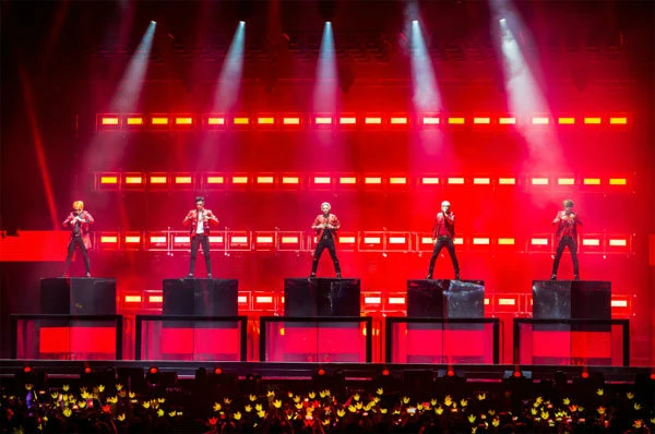 เวทีแสงสีแดงและผู้ชมคอนเสิร์ต BIGBANG MADE ที่อิมแพ็ค อารีน่า ปี 2558
